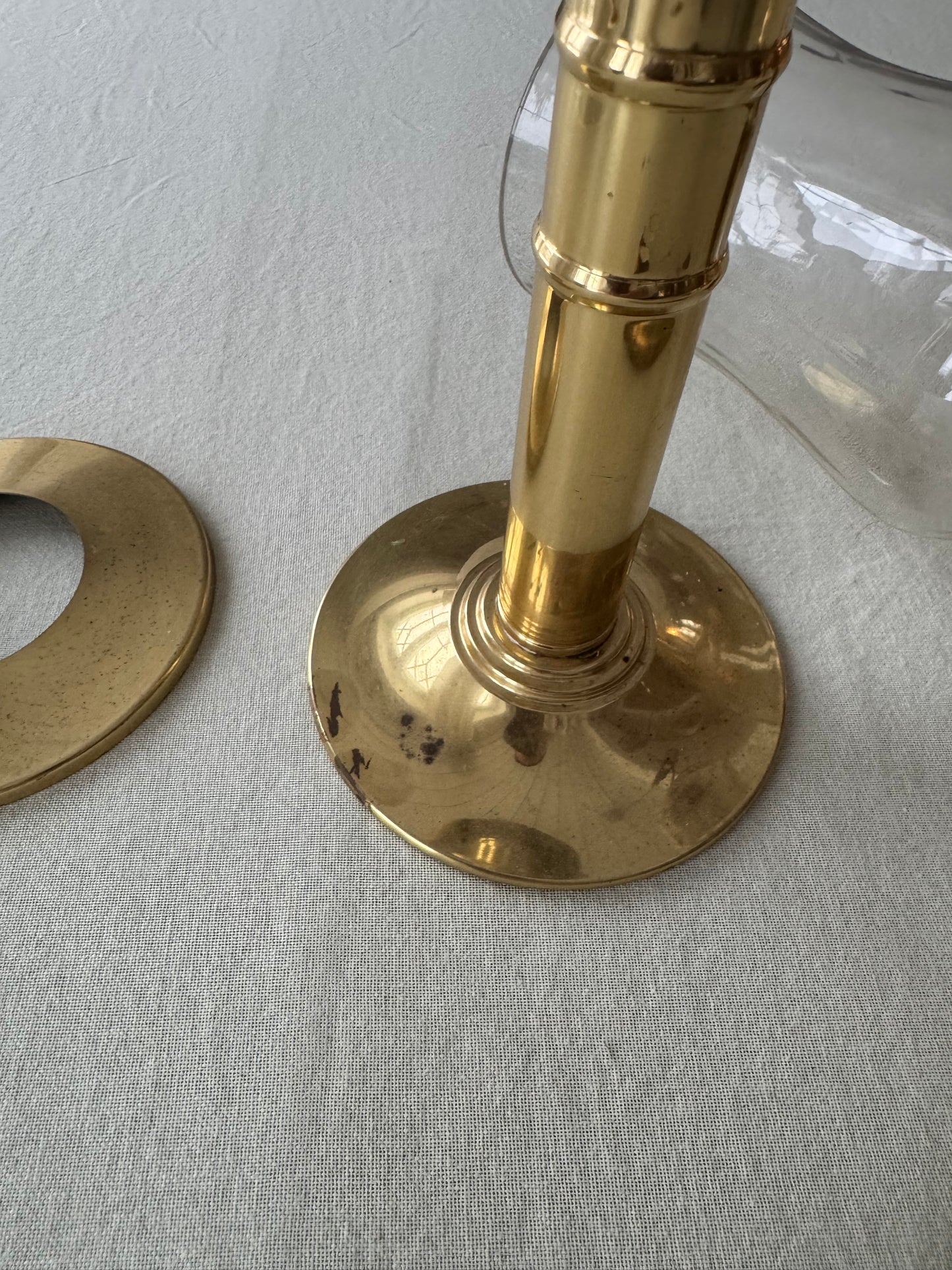 Ljuslykta i mässing med glaskupa