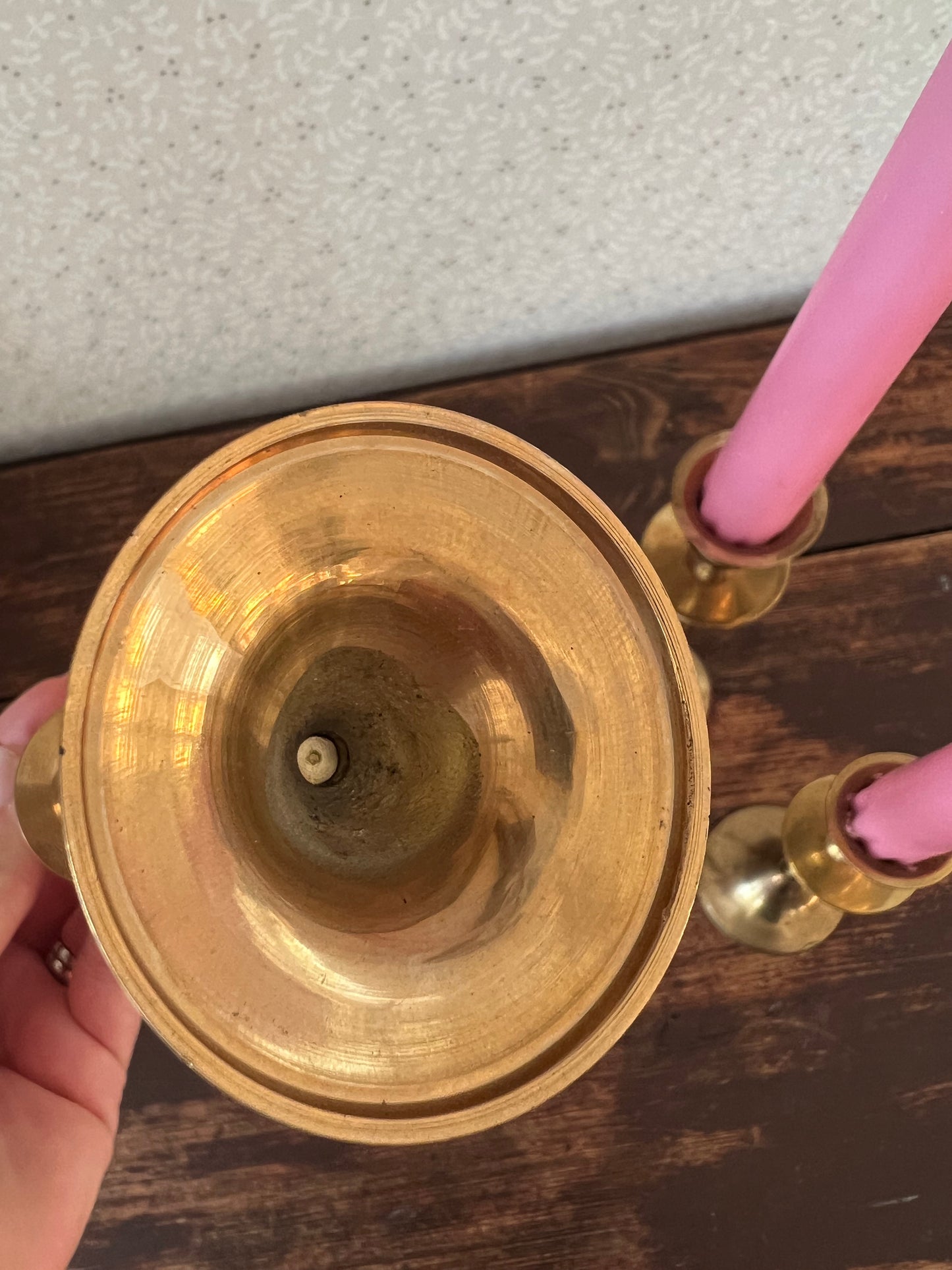 Triss i mässingsljussakar i olika nivå