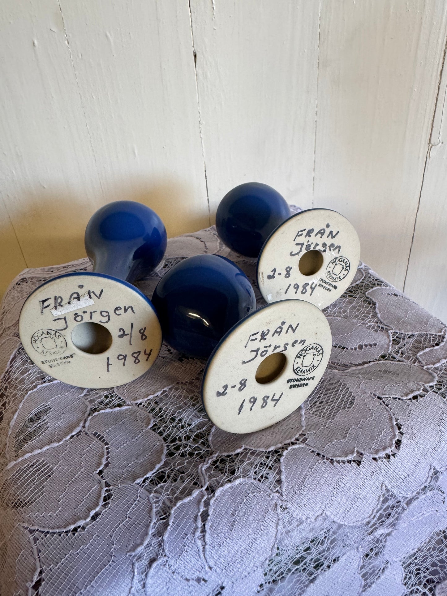 Tre blå äggkoppar i olika höjd, Höganäs