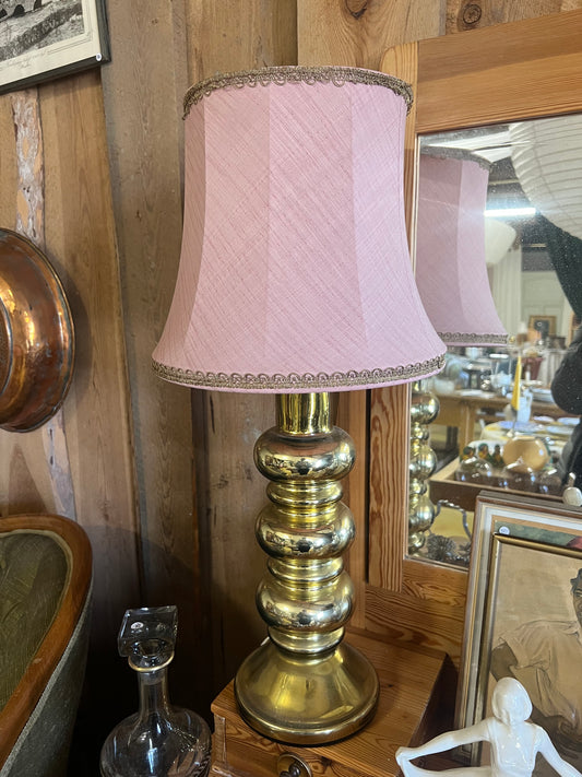 Bordslampa med mässingsfot och rosa skärm