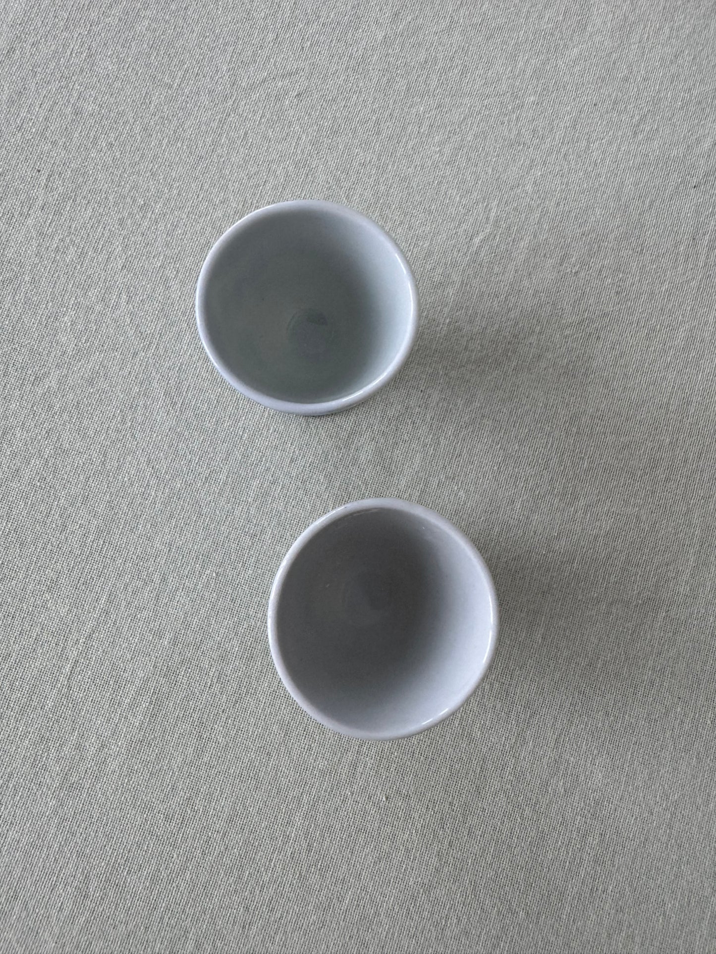 Paret blåvita äggkoppar