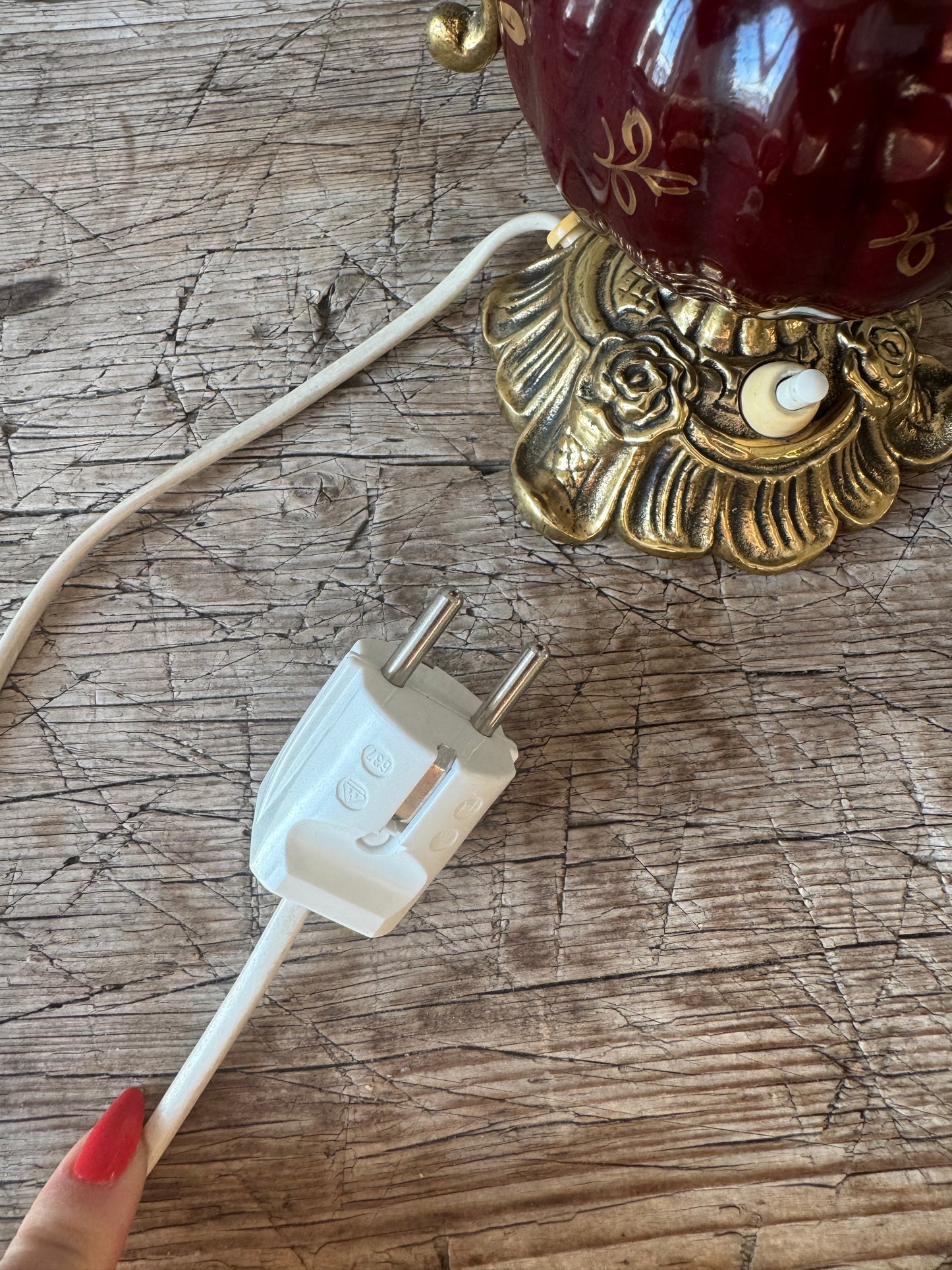 Bordslampa med hänklar och fot i mässing Ewa Värnamo