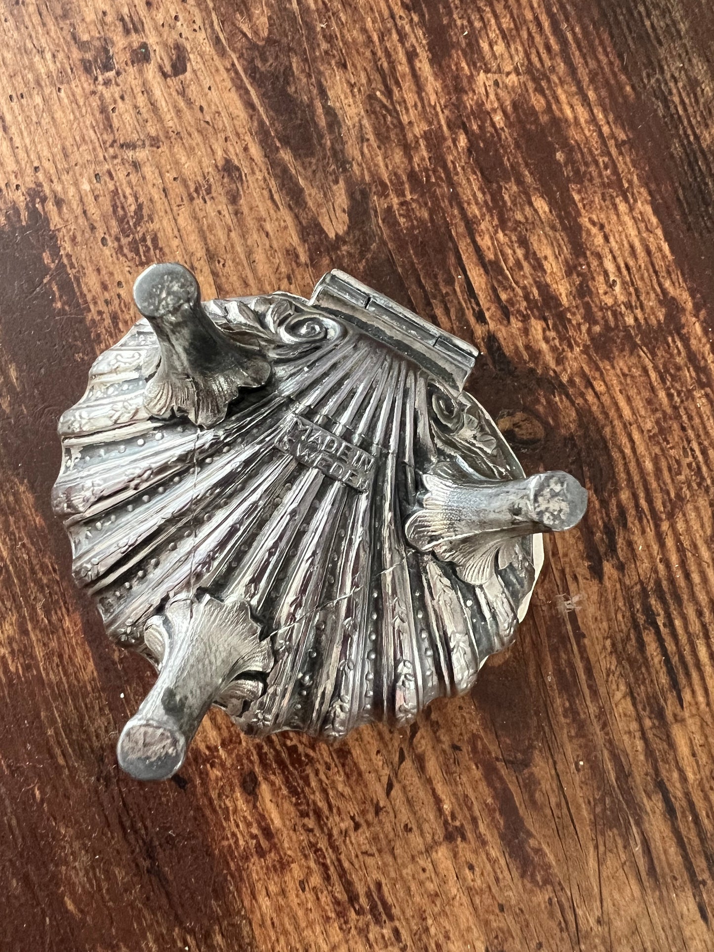 Snäckformad ask på fot