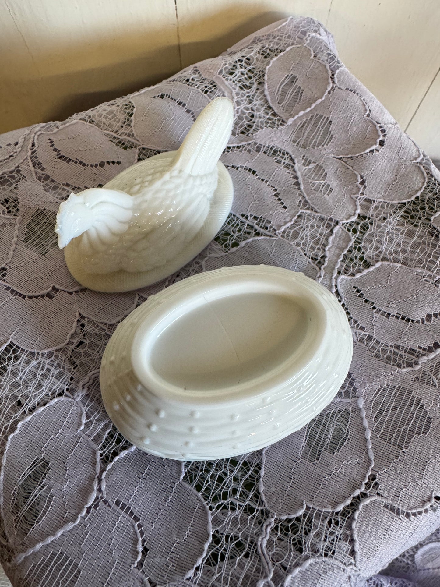 Höna - mindre äggömma i vitt mjölkglas