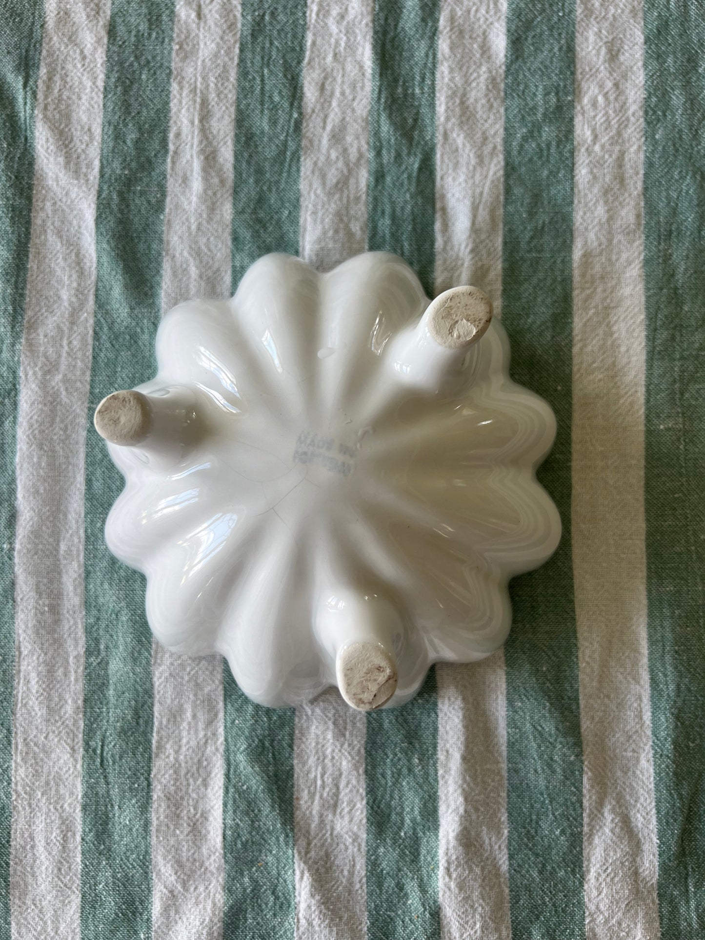 Skål på fot med vågad kant