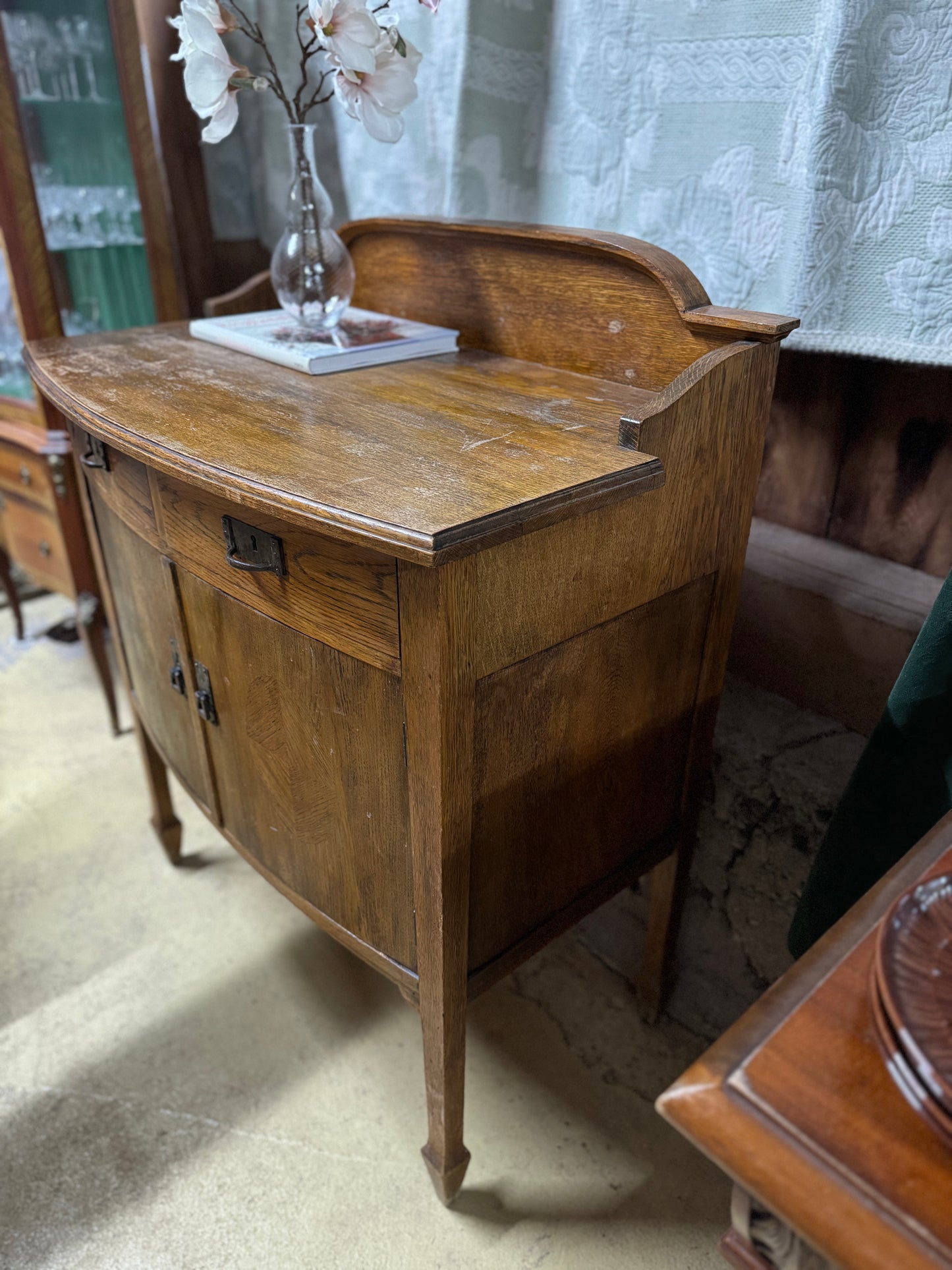 Skänk i mörkt trä med lådor och skåp