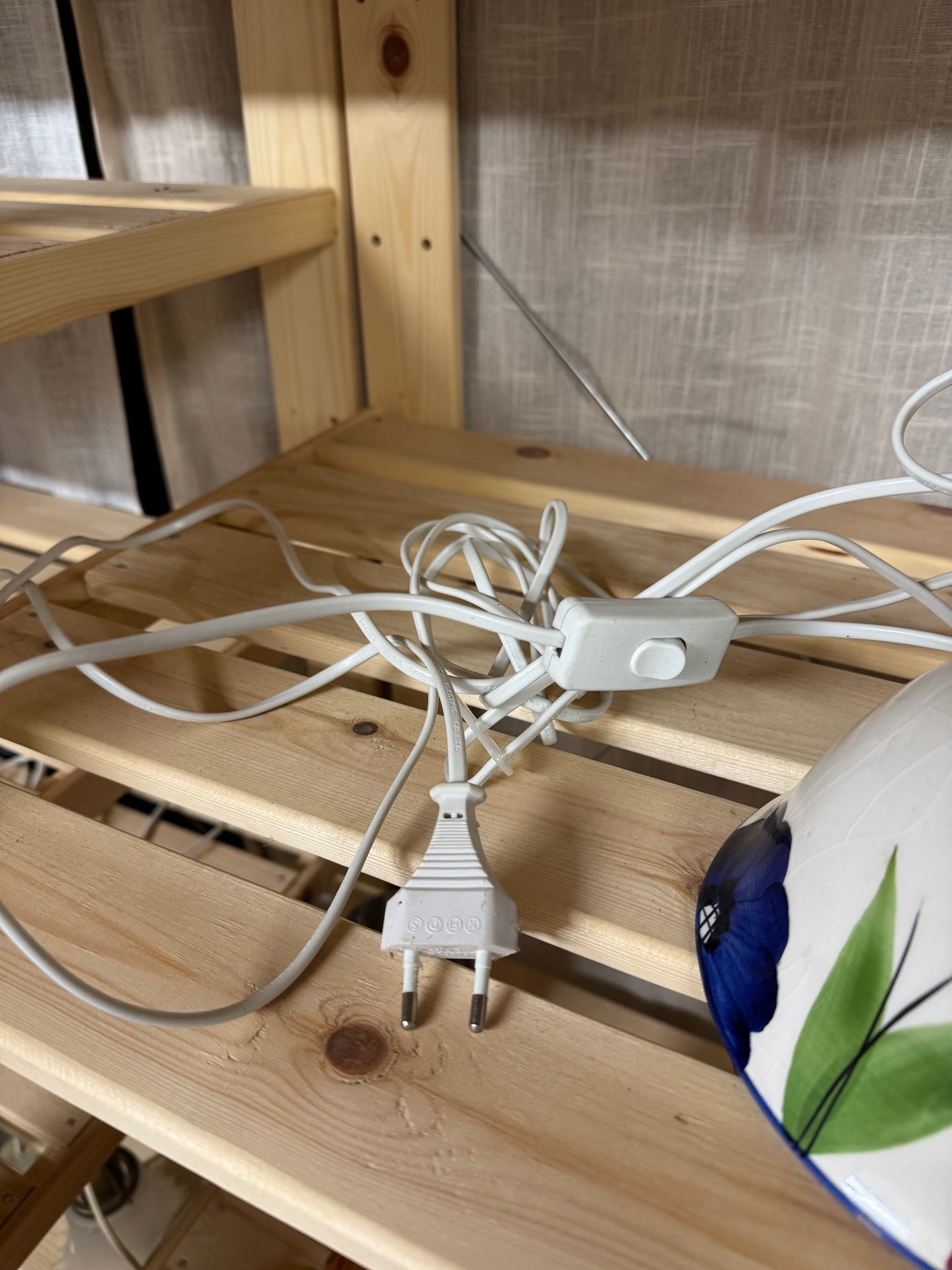 Fönsterlampa i porslin med blommor