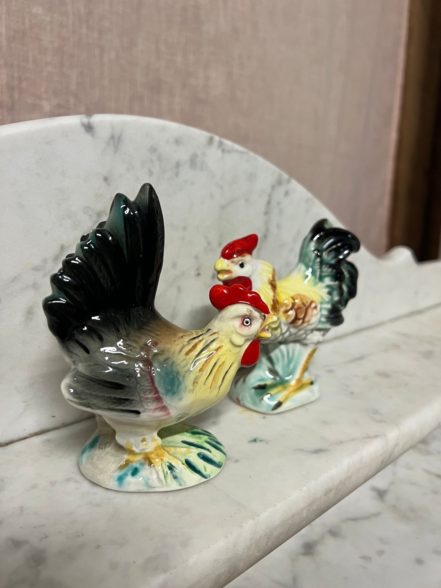 Äldre tupp och höna i porslin