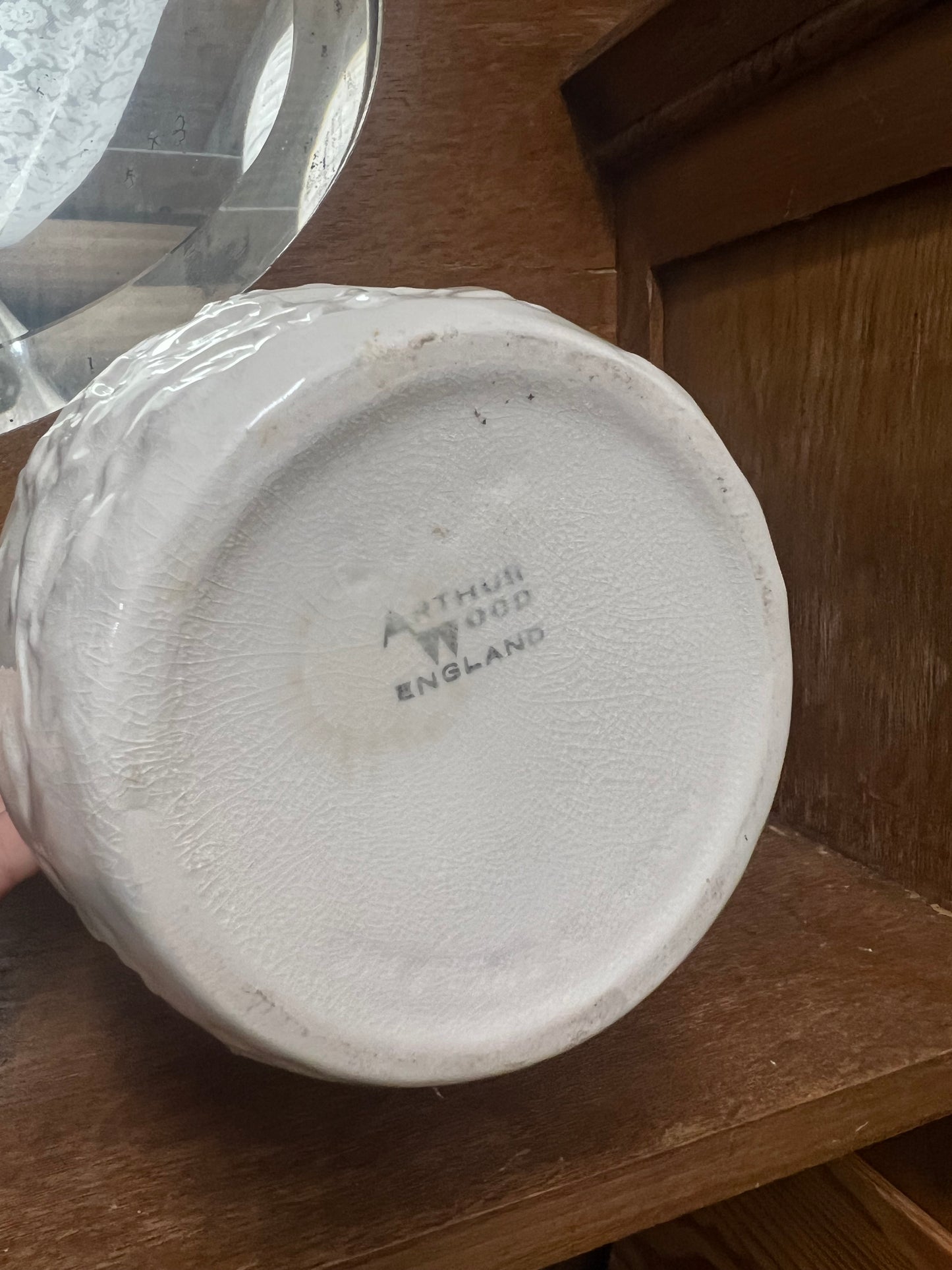 Vit kanna i porslin med hästhuvud - England