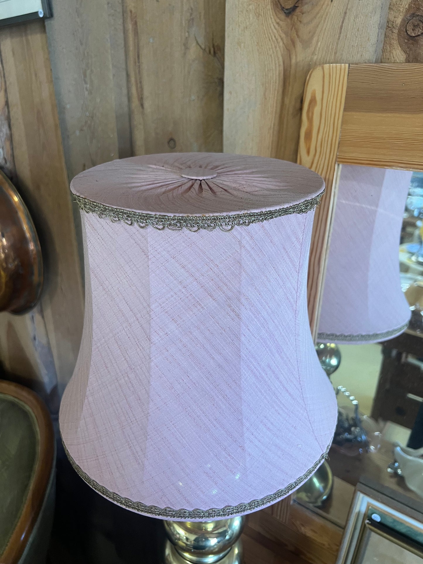 Bordslampa med mässingsfot och rosa skärm