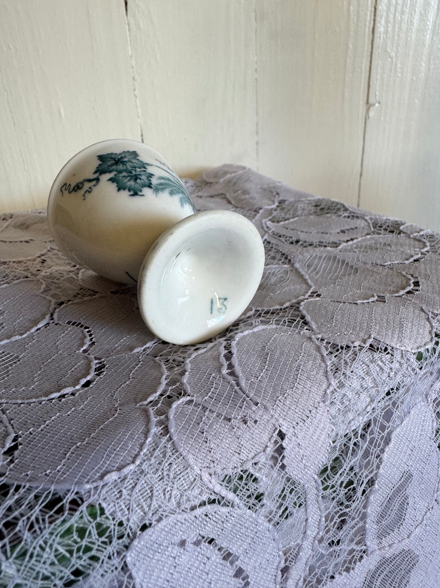 Äldre grön äggkopp, blad