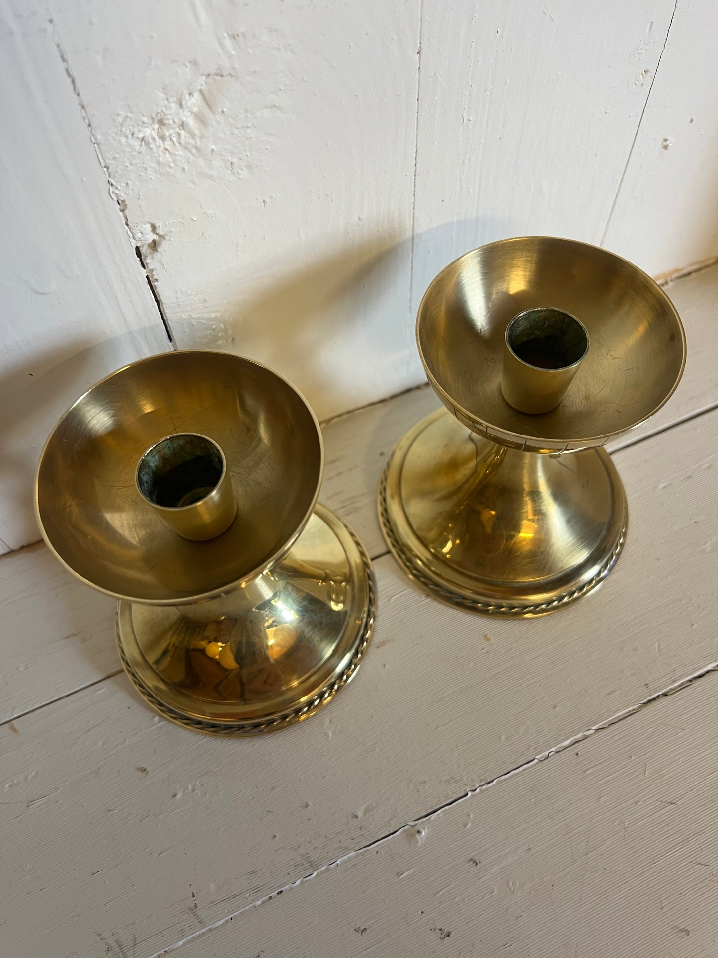 Paret mässingsljusstakar i kupa