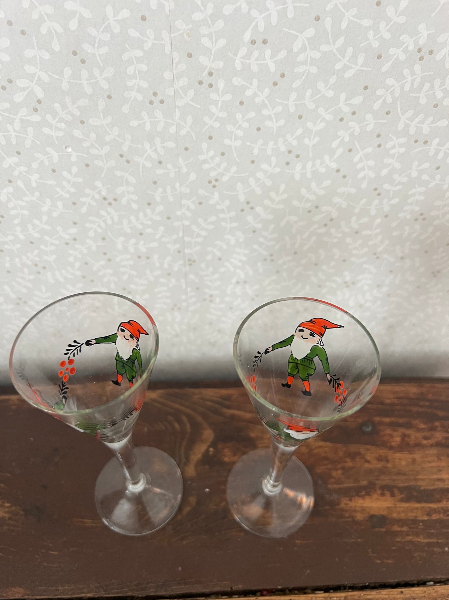 Två handmålade snapsglas på fot