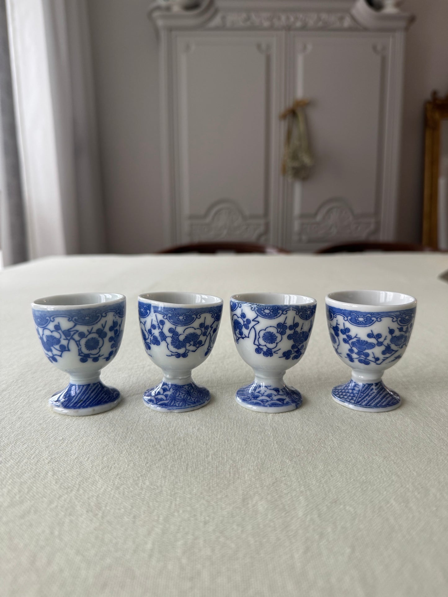 Fyra blåvita äggkoppar