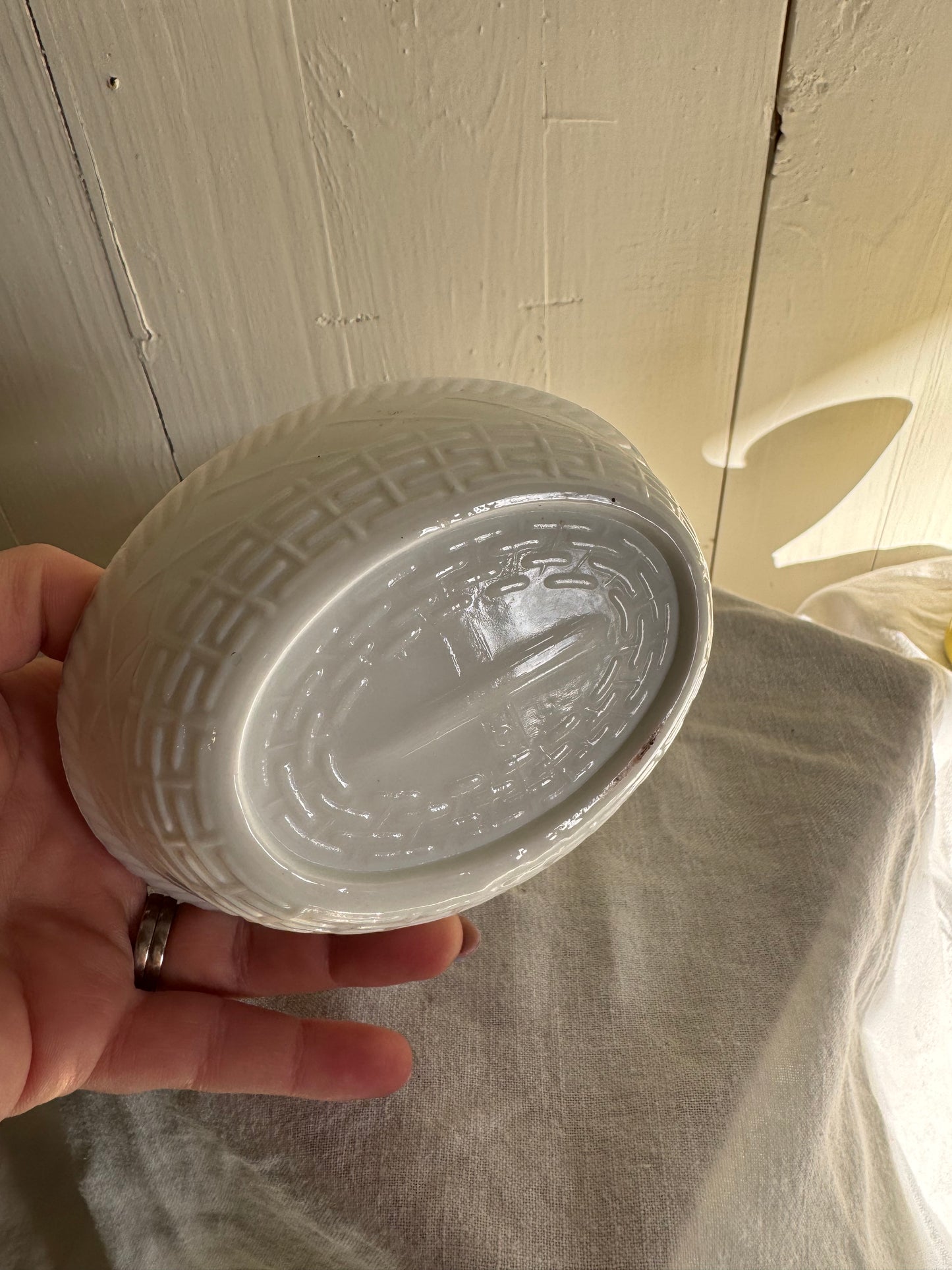 Höna - äggömma i vitt mjölkglas