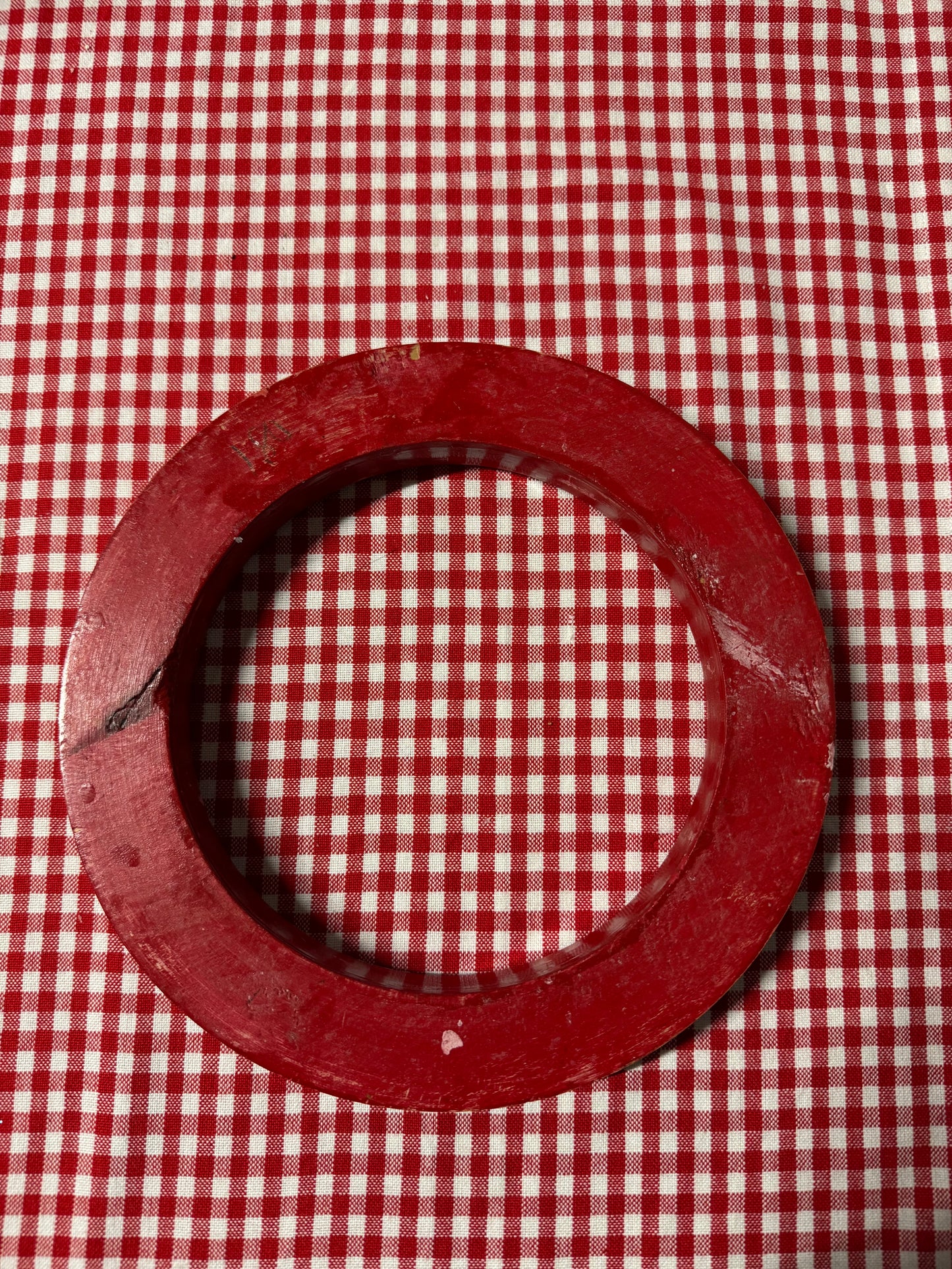 Rund ljusstake i trä, bemålad