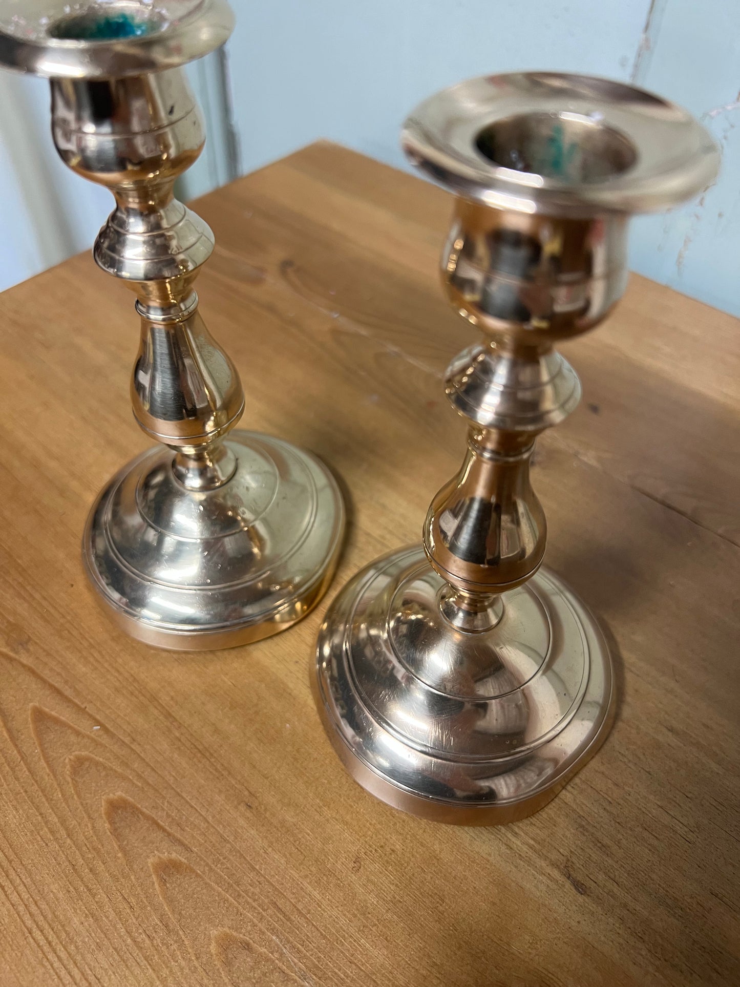 Paret mässingsljusstakar