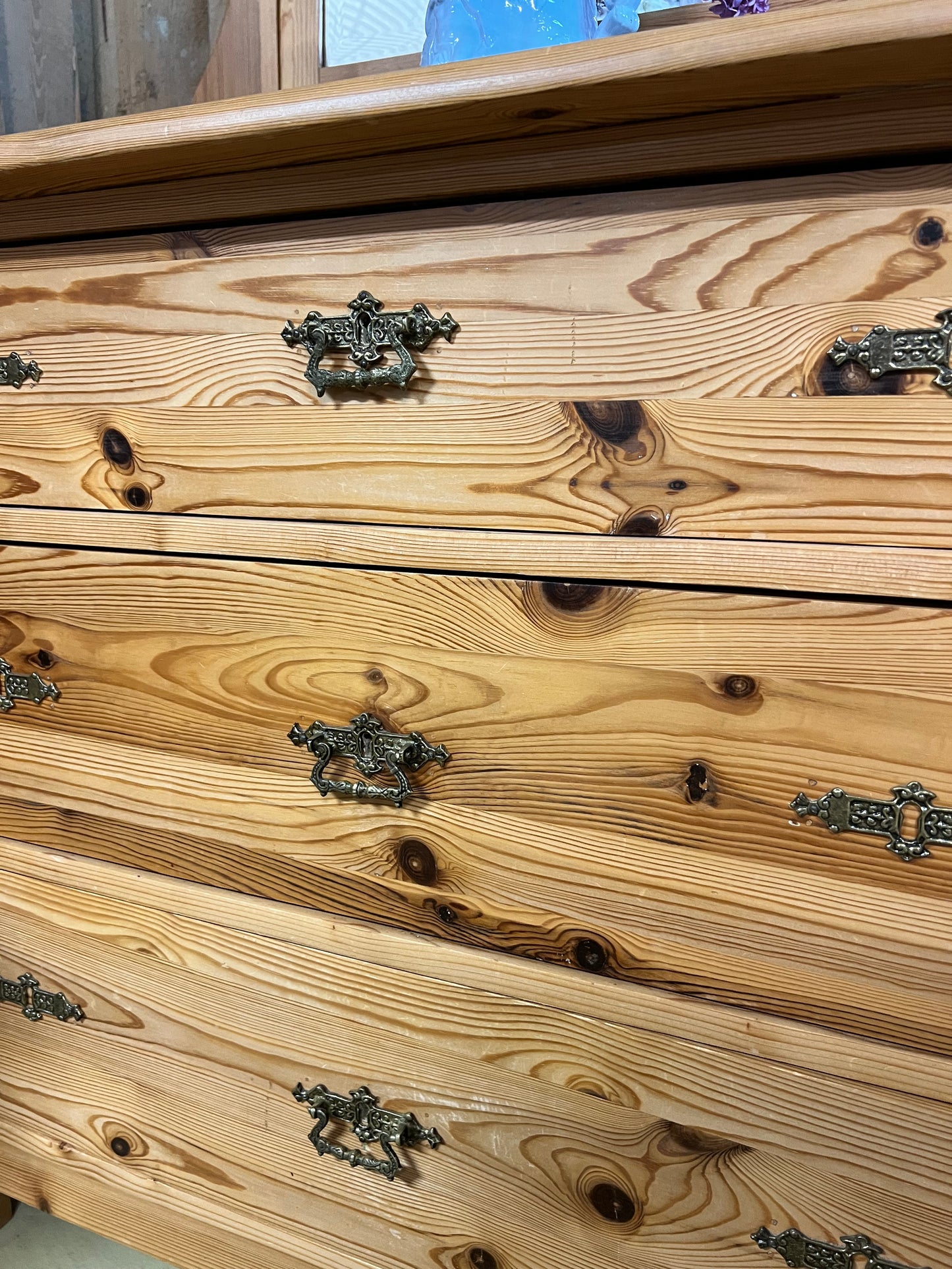 Trären byrå med spegel