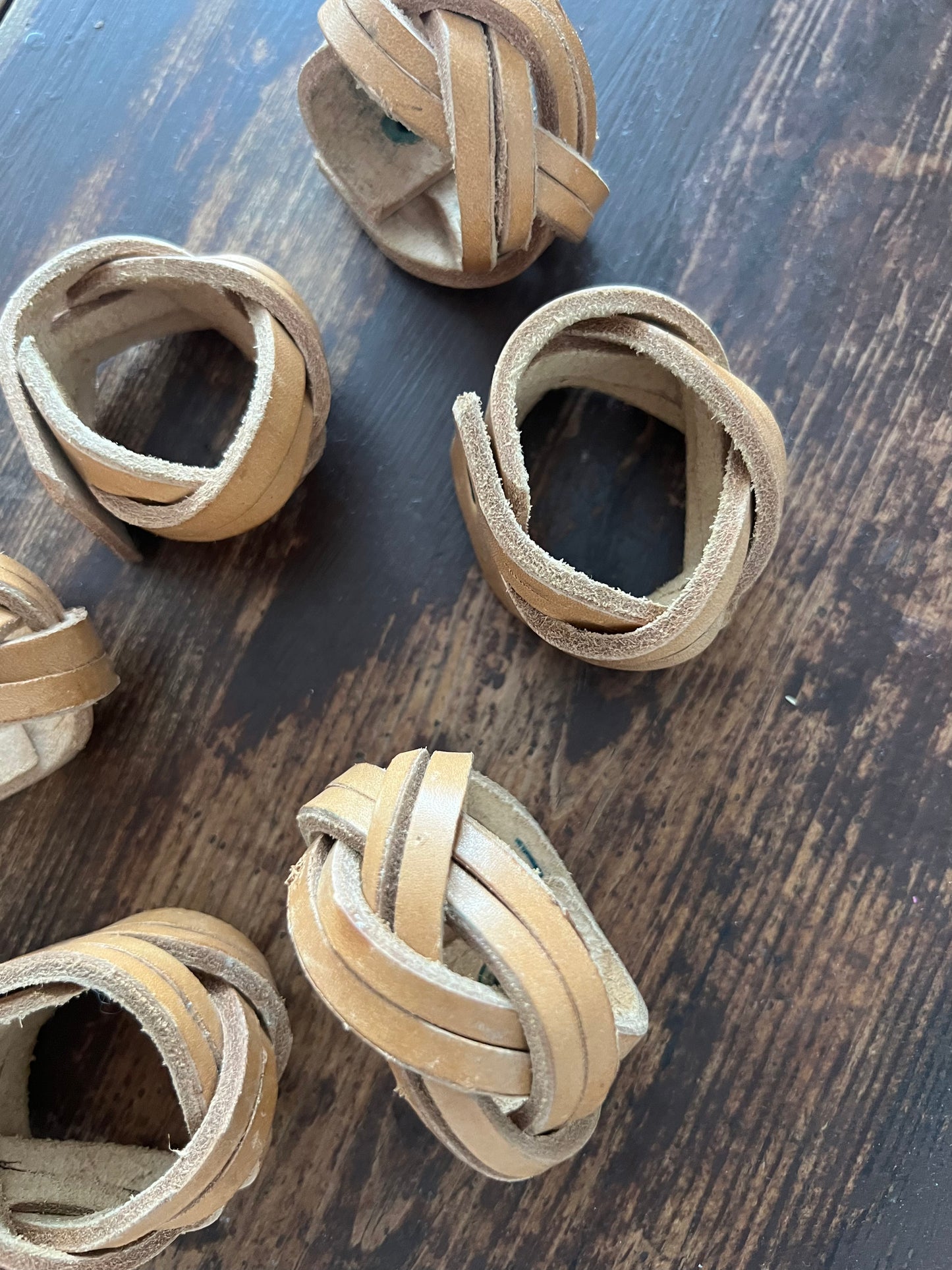 6st servettringar i flätat läder