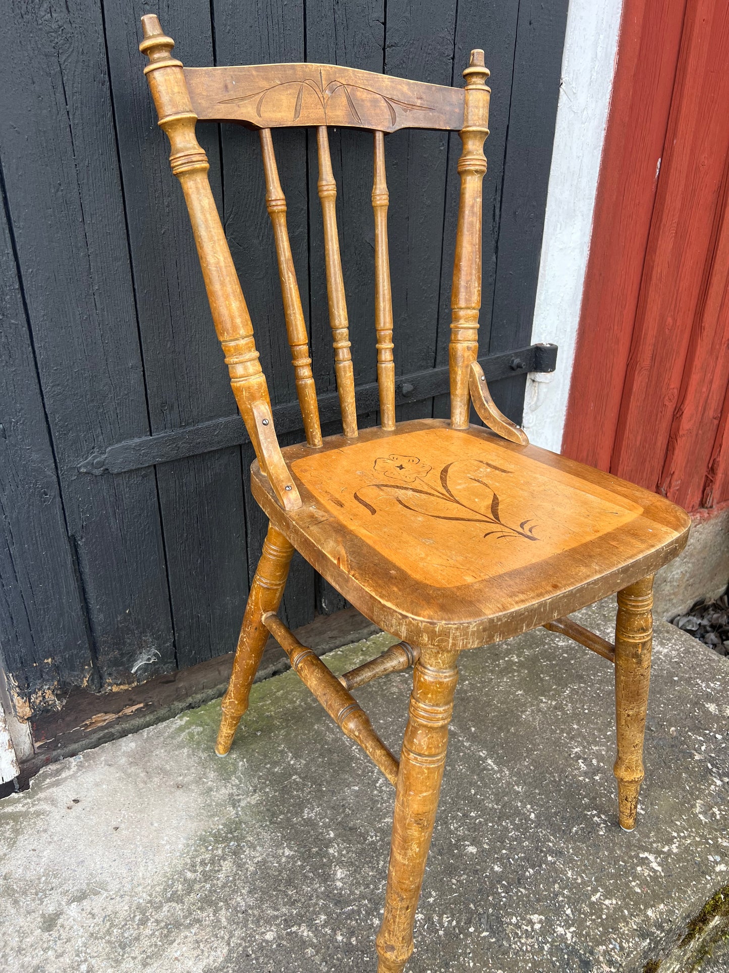 Vacker trästol med blomstermotiv