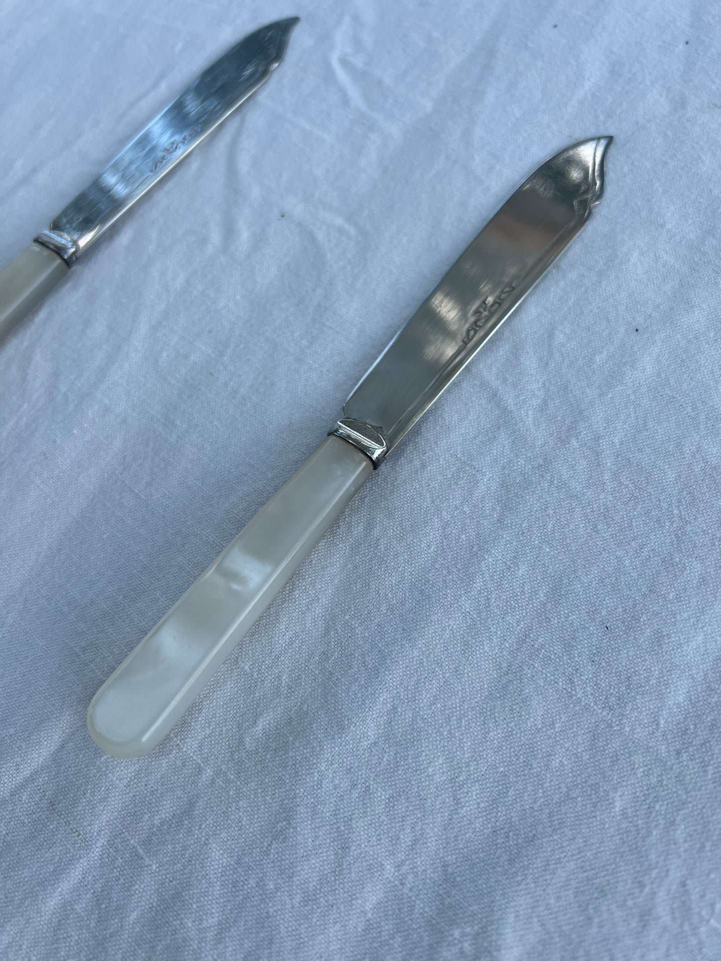 2 st knivar i pärlemor - putsade!