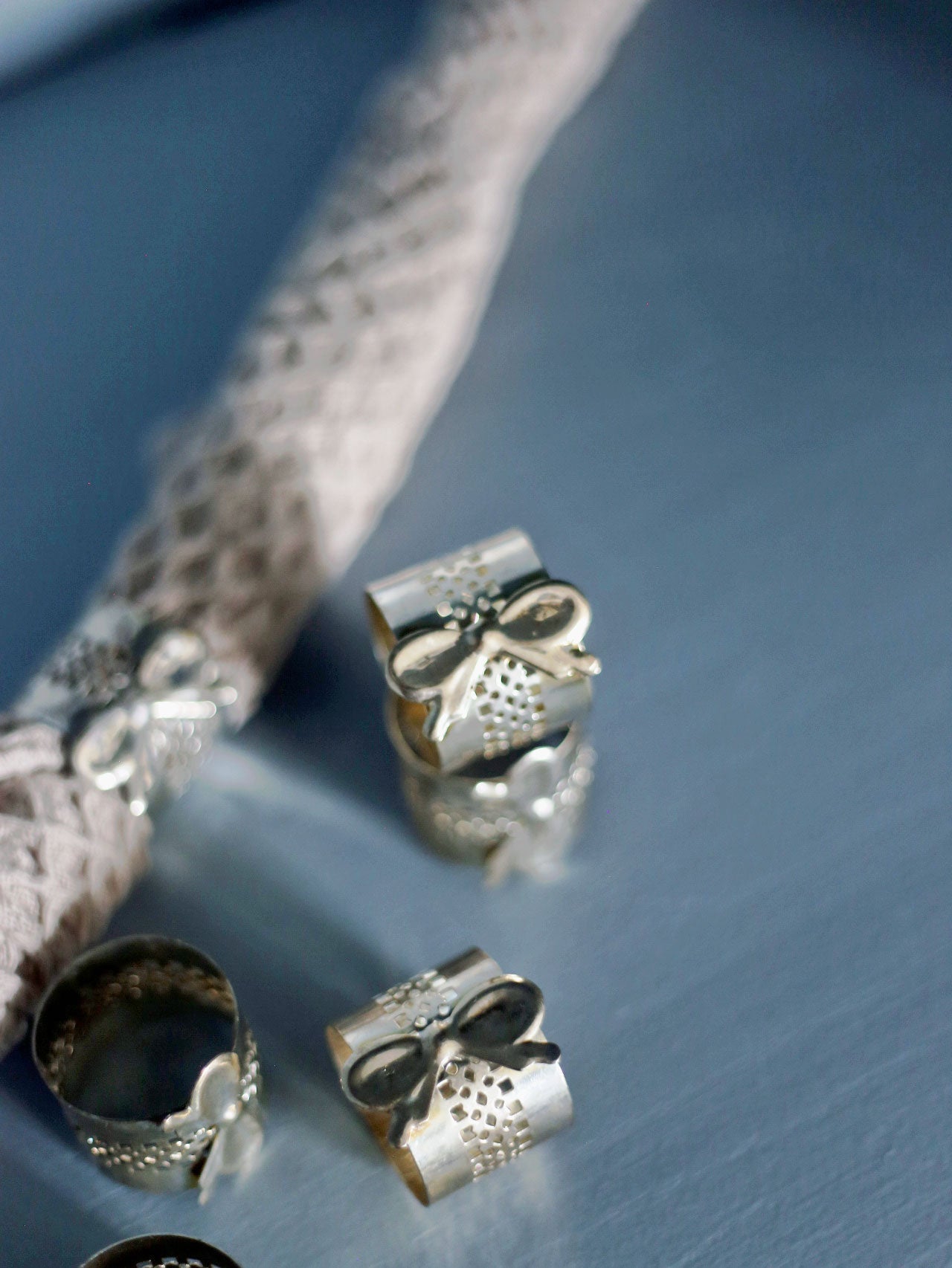 6 st servettringar silverfärgade med rosett