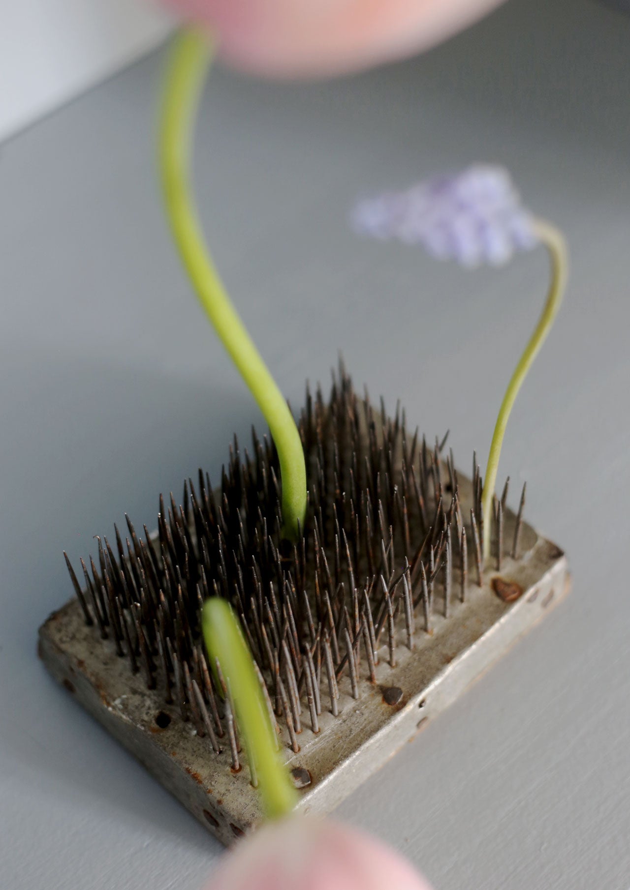 Stor blomsterfakir i metall