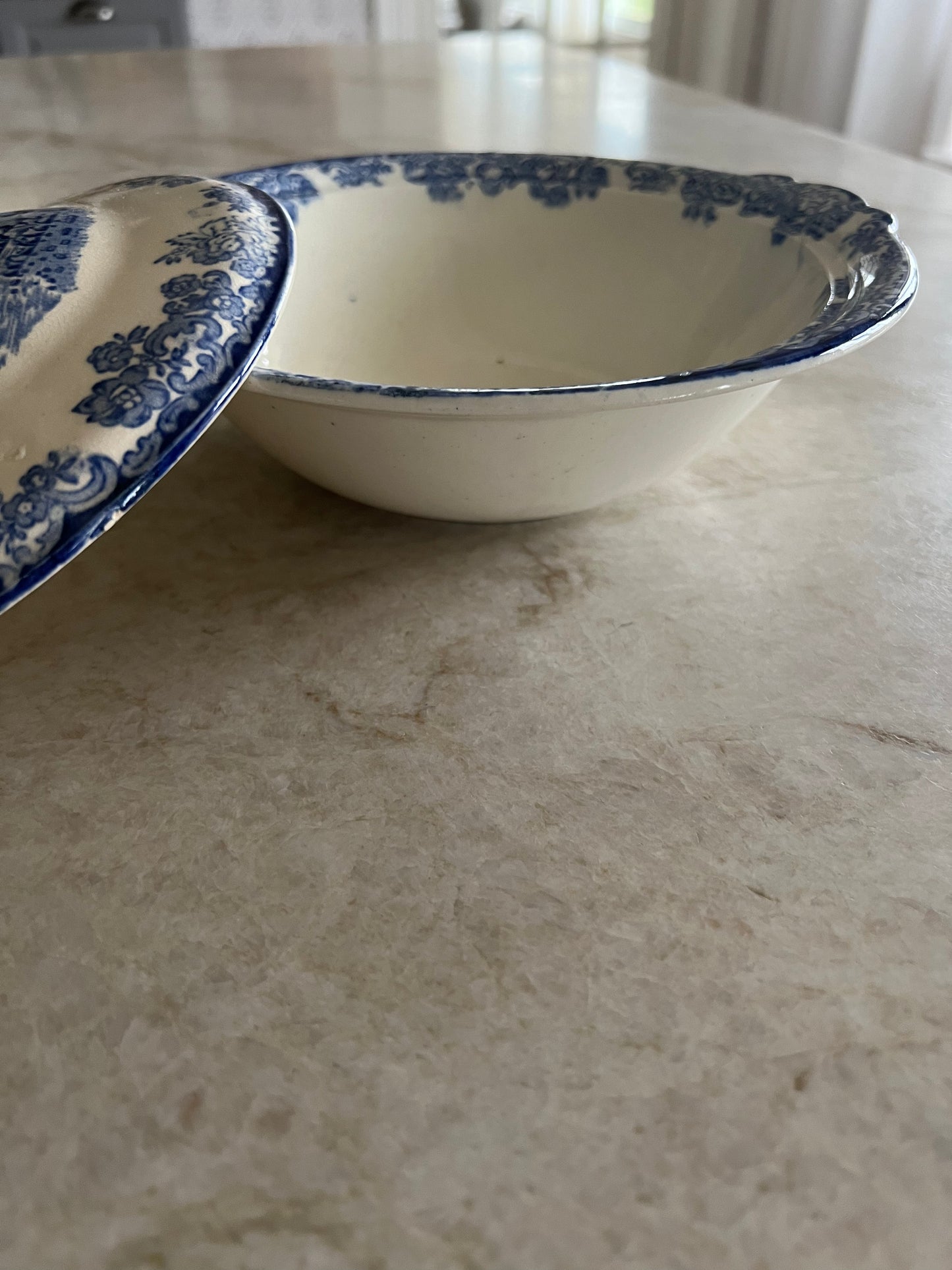 Blåvit skål med lock