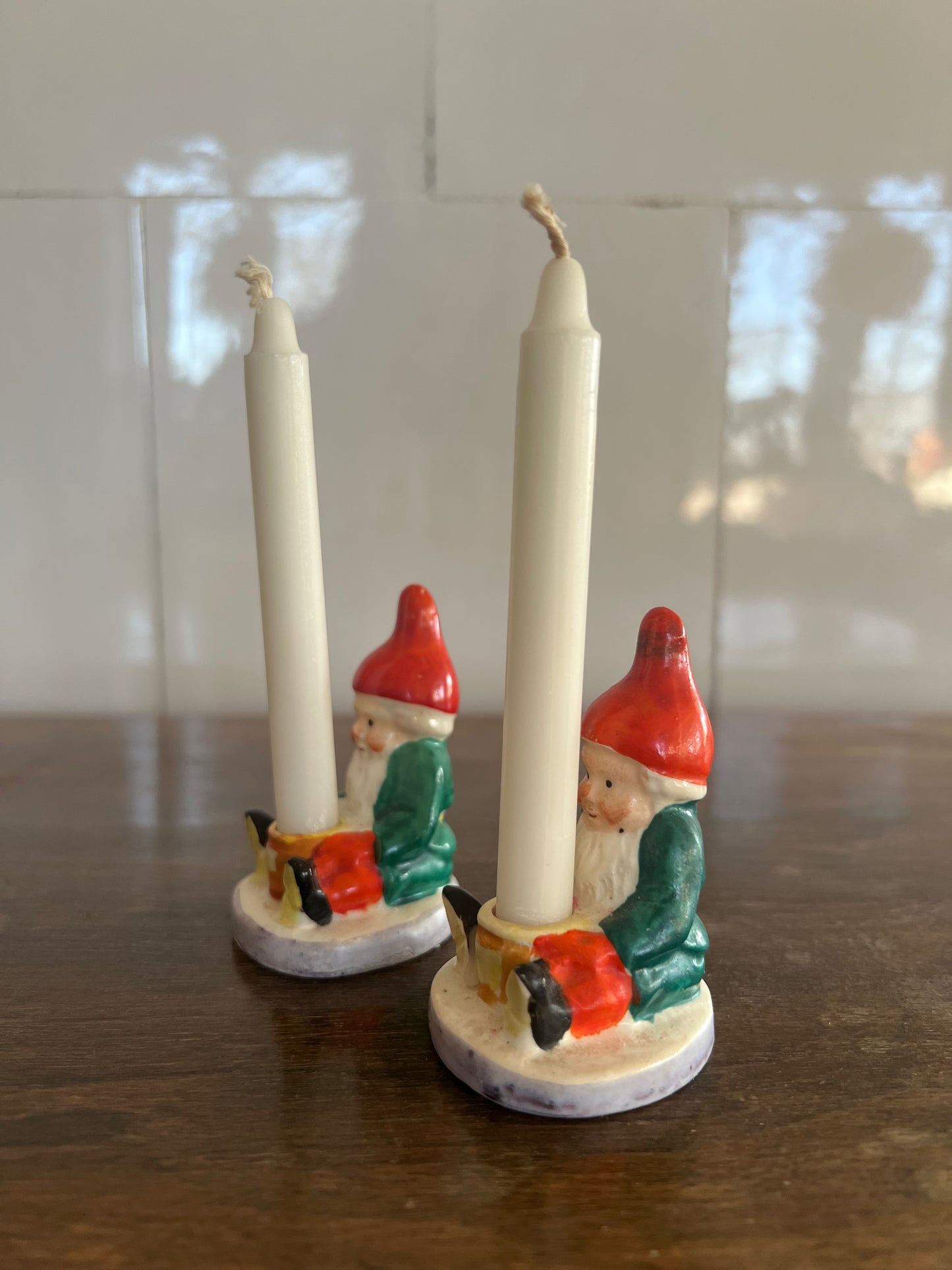 Två små äldre tomtar