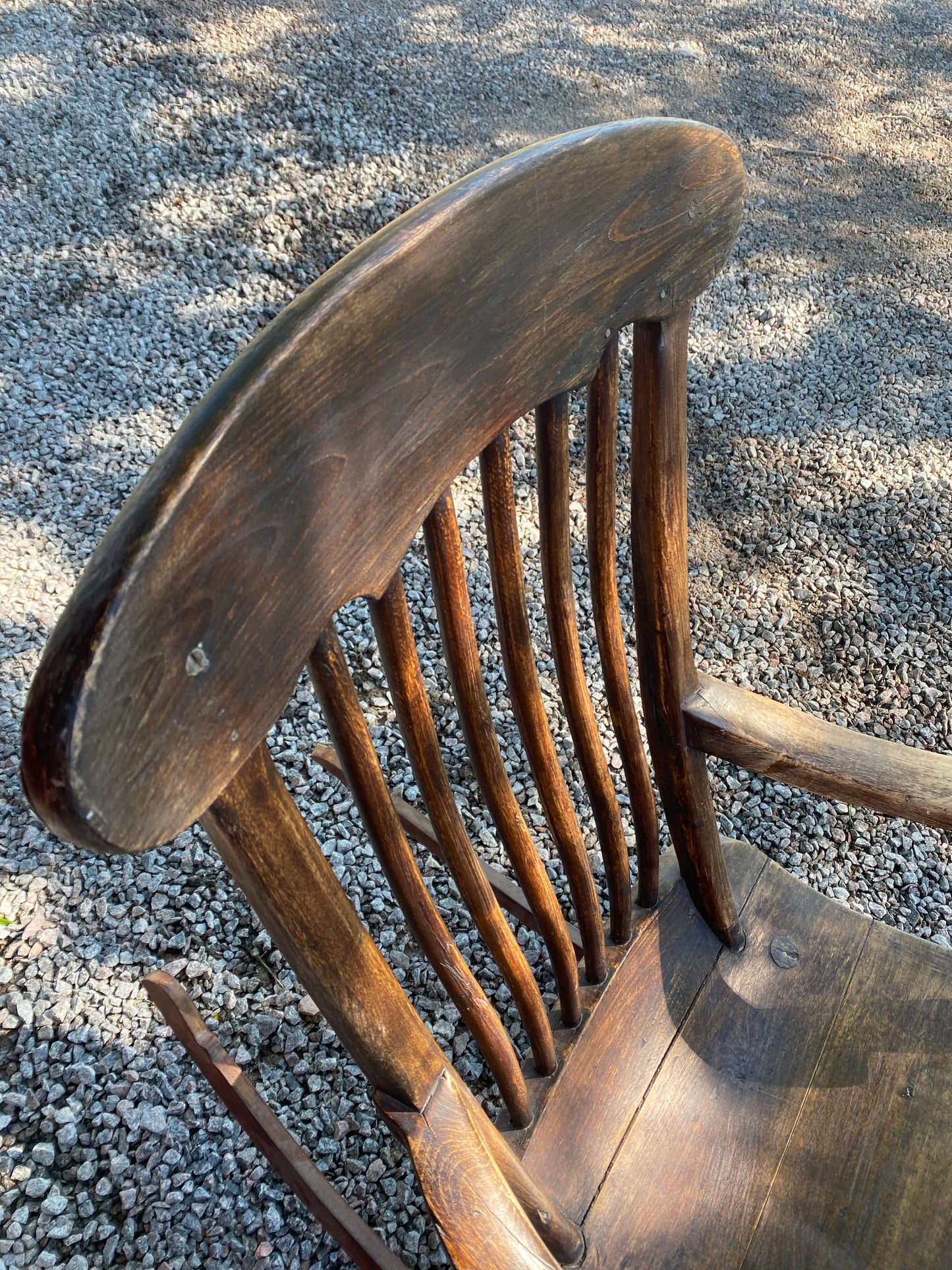 Otrolig gammal gungstol i mörkt perfekt slitet trä