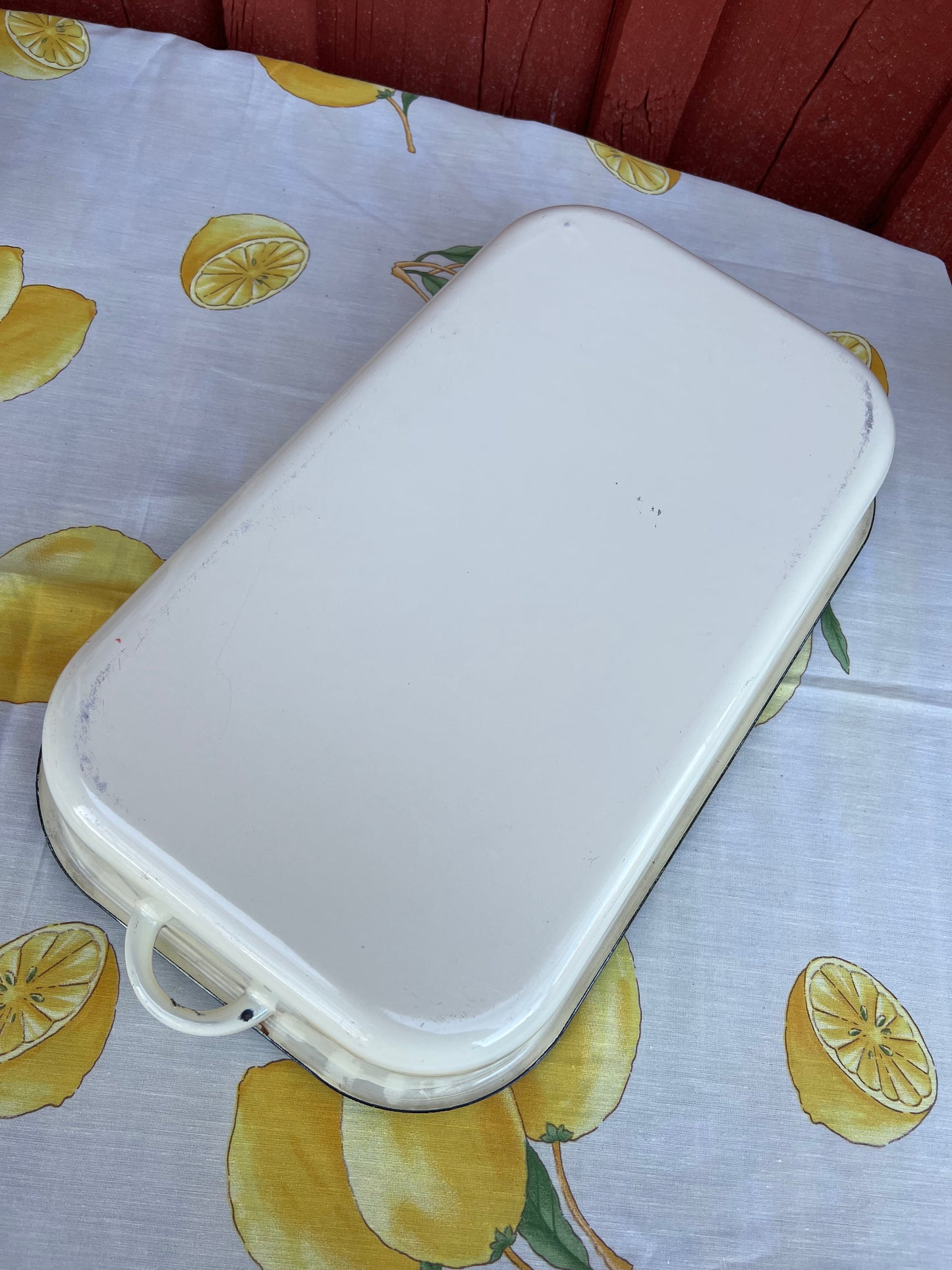 Emaljerad form i ljusgult