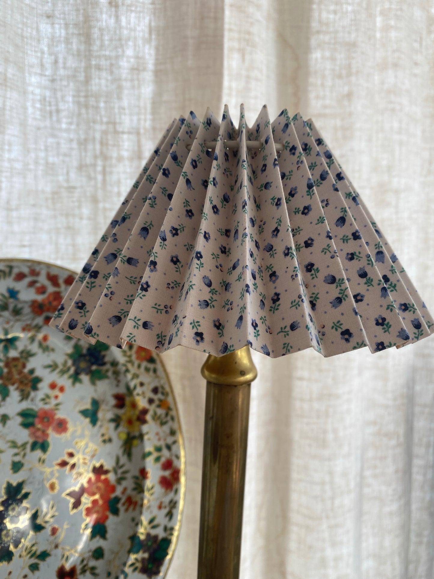 Plisserad lampskärm med blomster