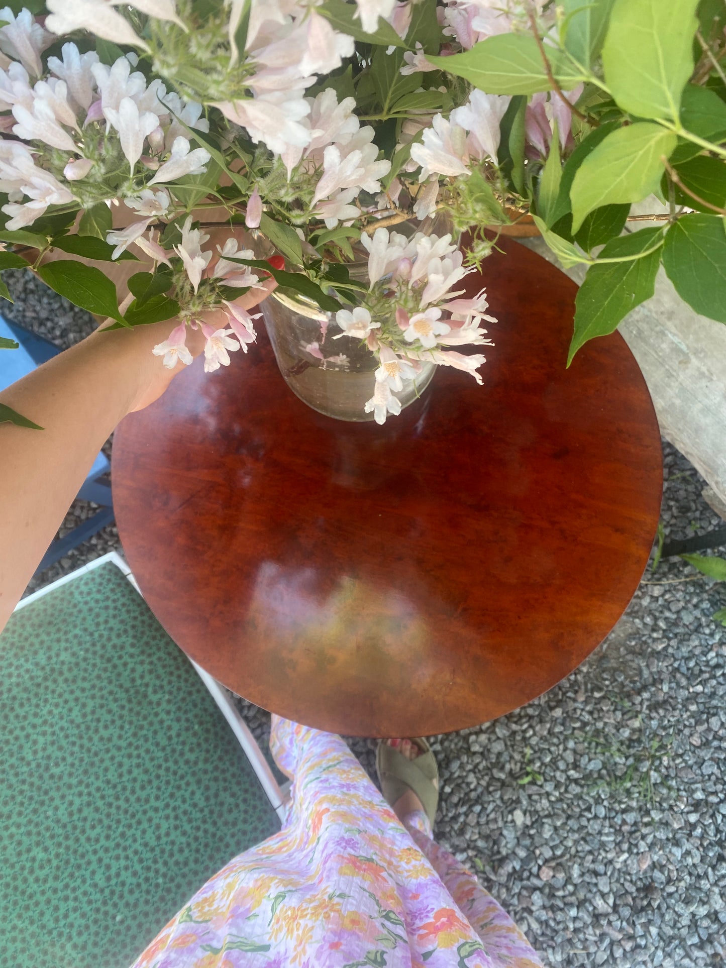 Högt runt bord i trä