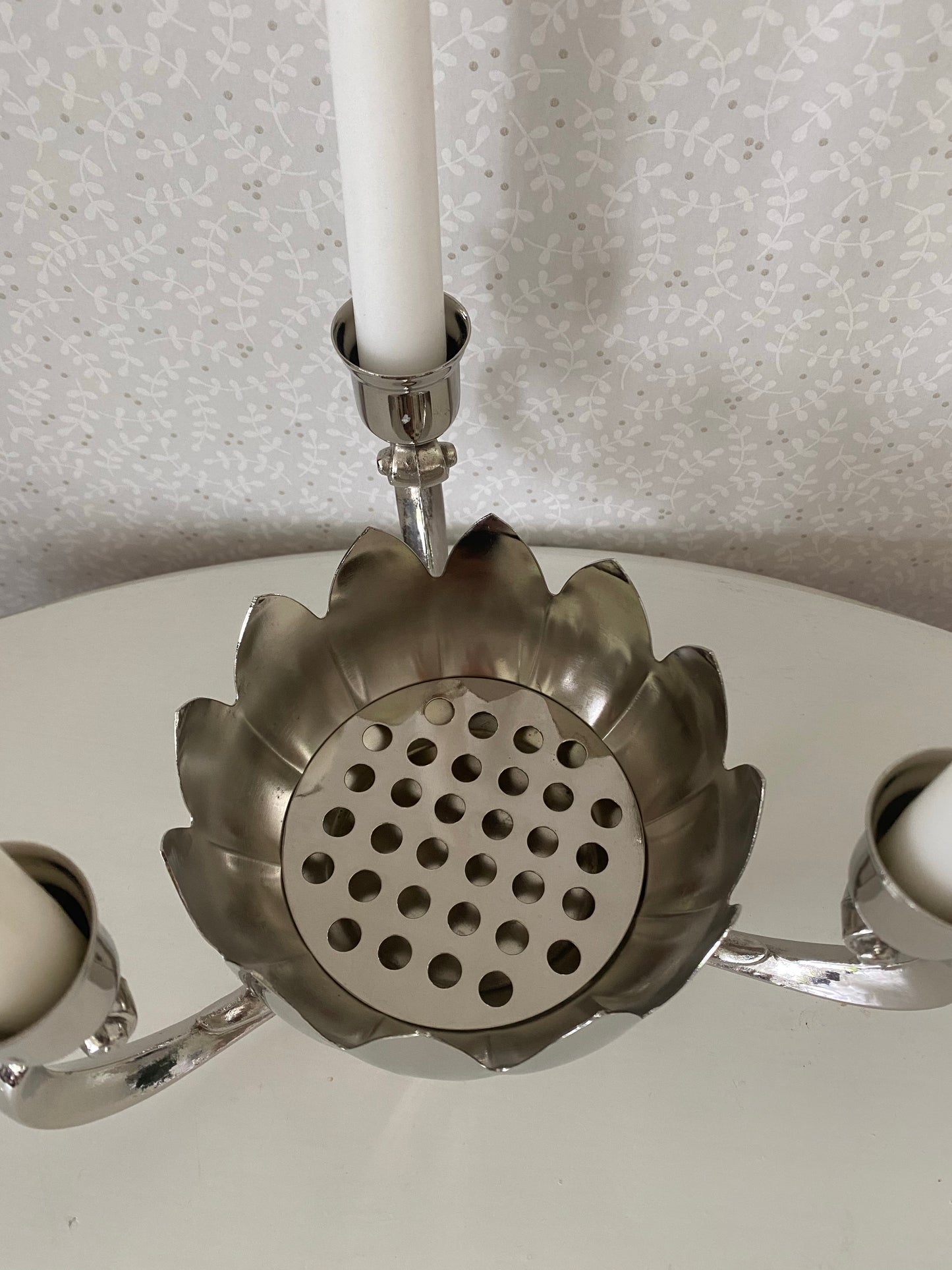 Näckrosformad trearmad ljusstake med blomsterfakir/kruka