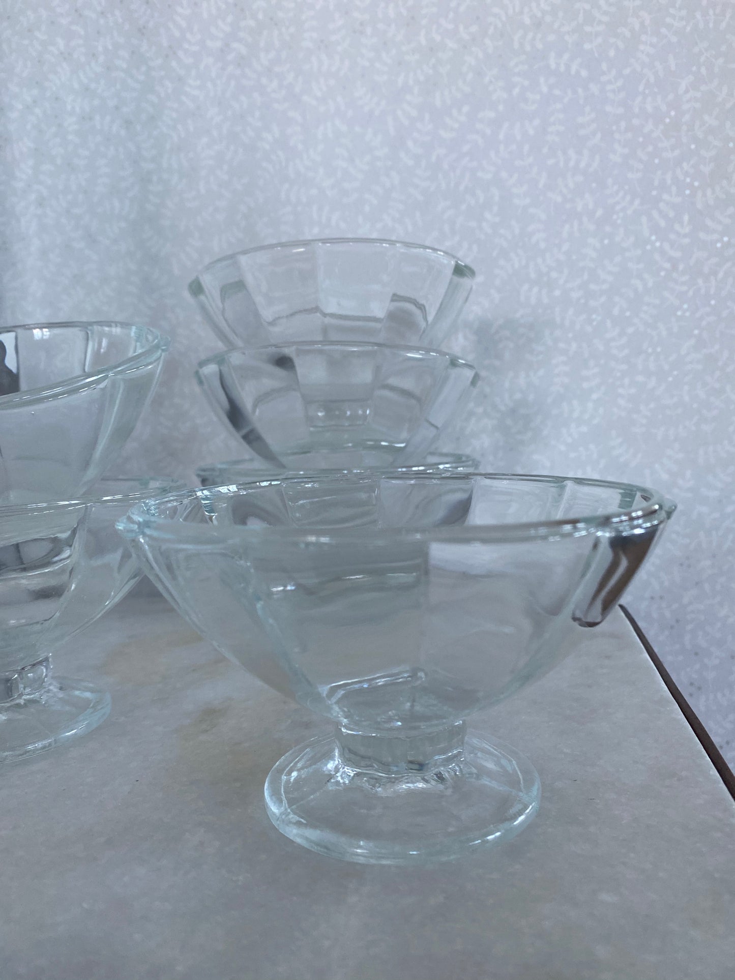 Vågade glasskålar i klarglas