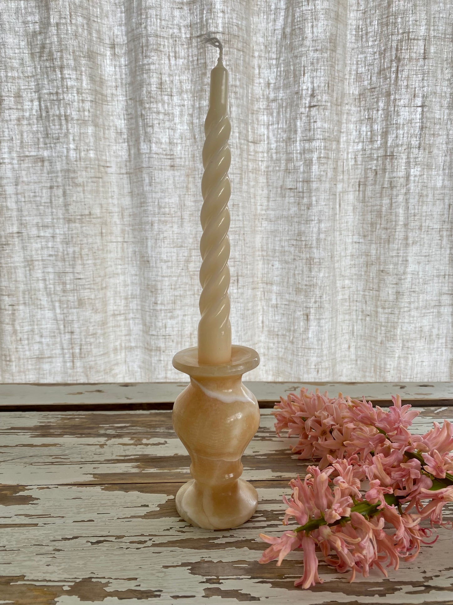 Ljusstake i beige marmor