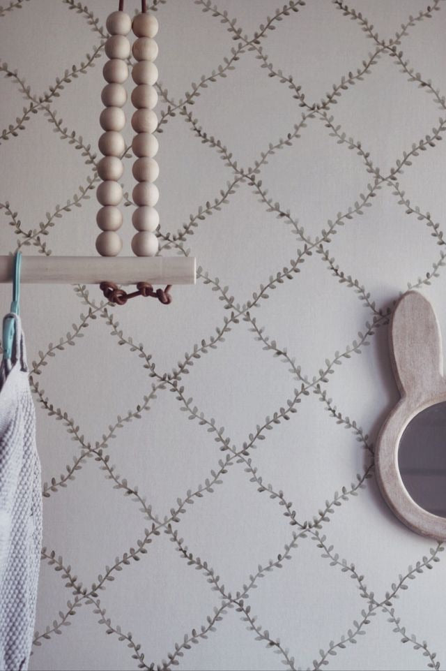 Klädhängare i trä med läderband