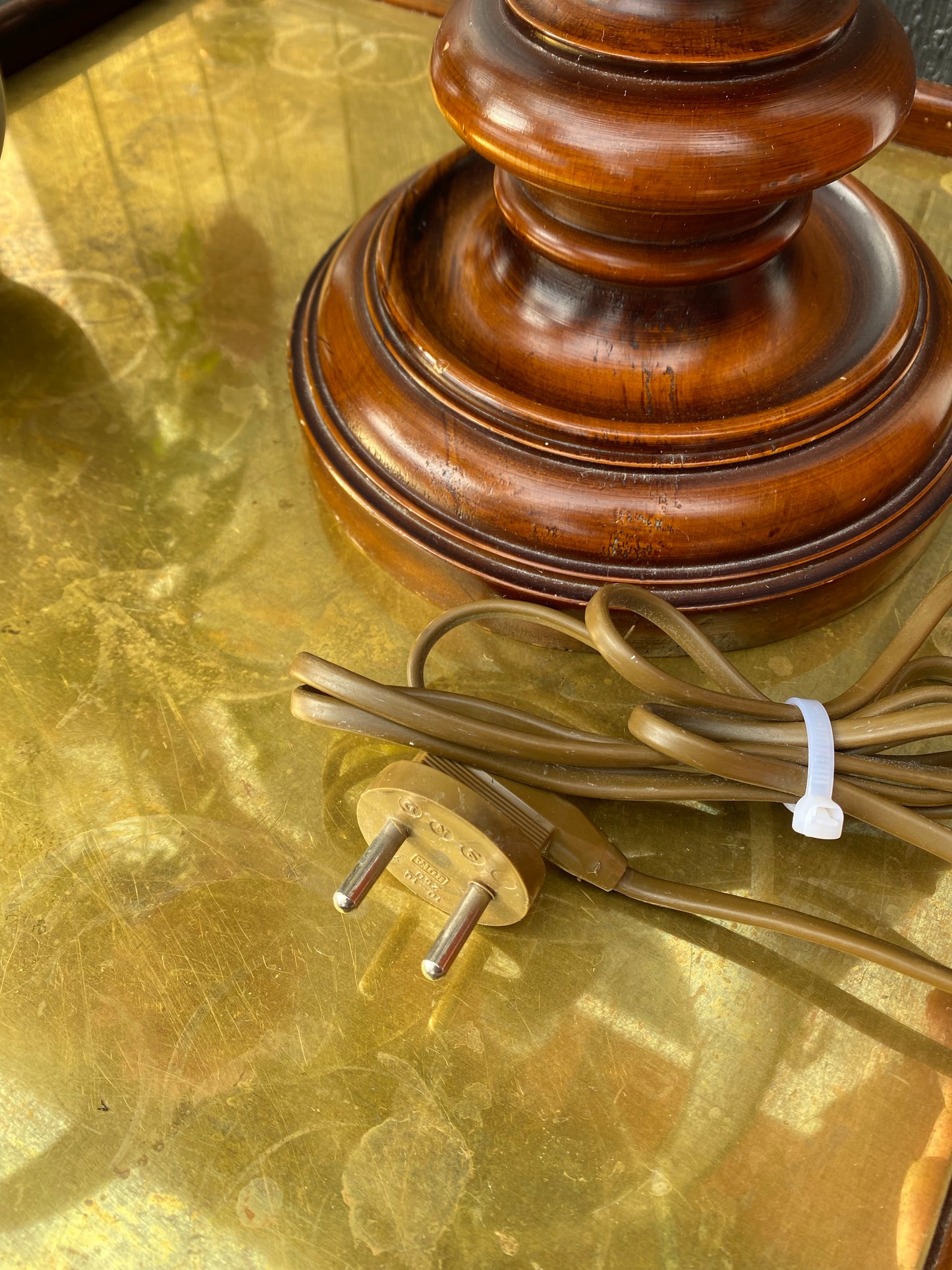 Bordslampa med svarvad fot i mörkt trä