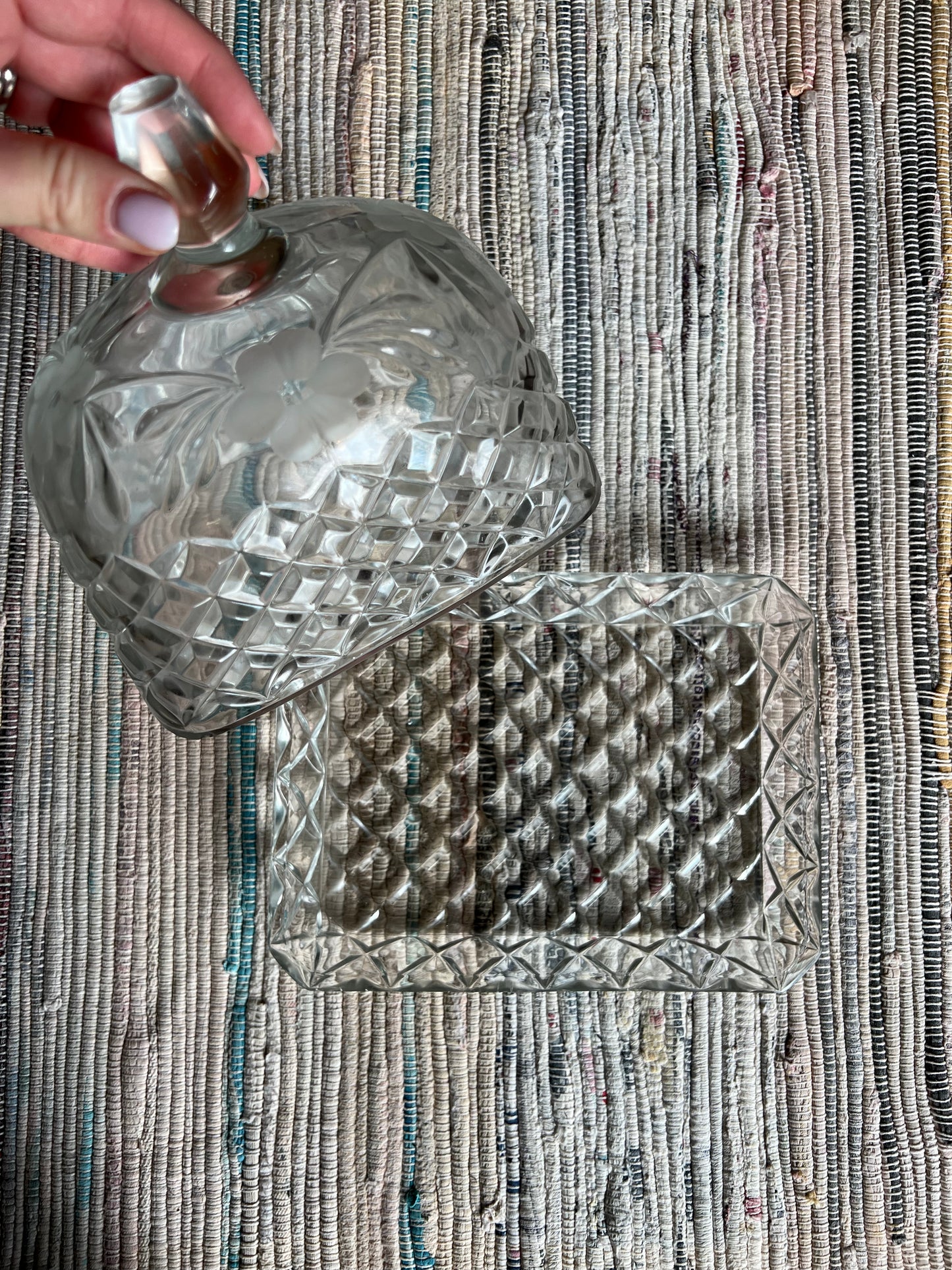 Maffig smörbytta / ostkupa med knopp