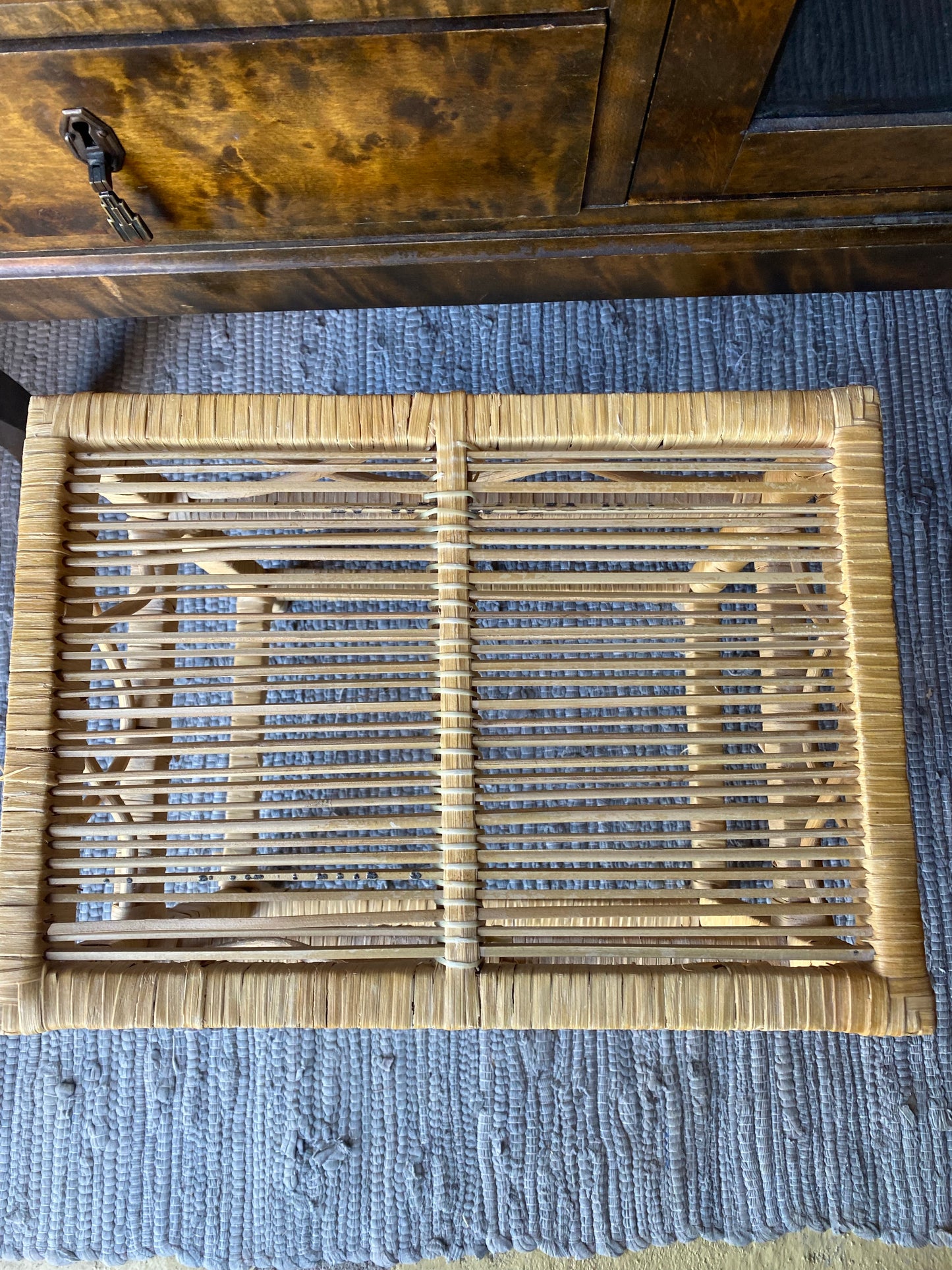 Avlastningsbord i rotting