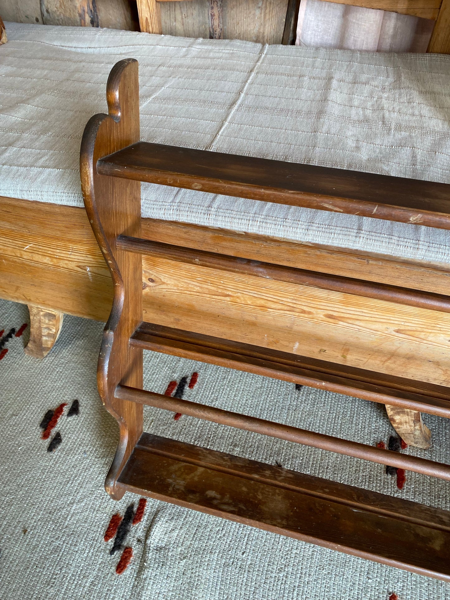 Stor tallrikshylla i mörkt trä