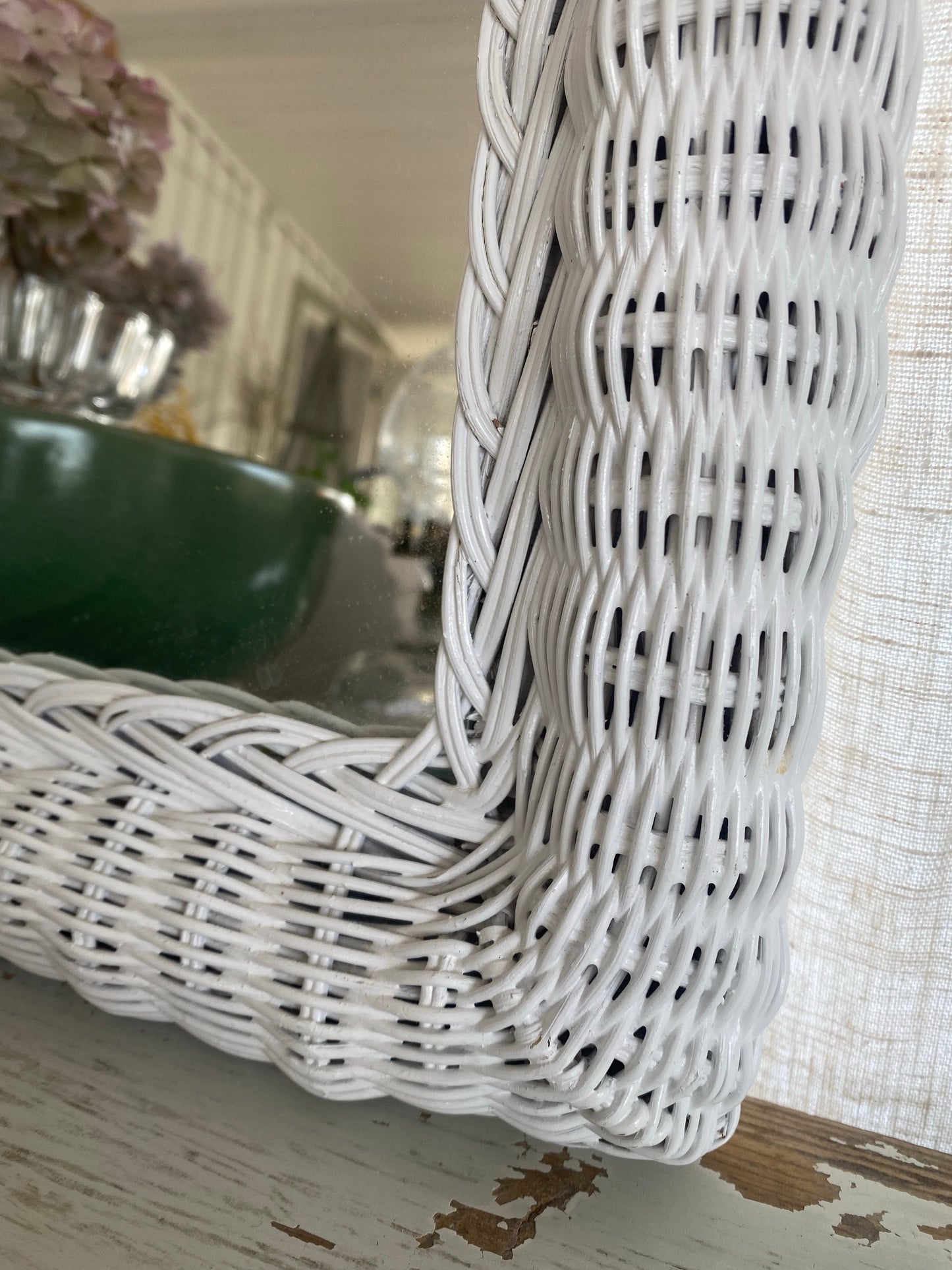 Spegel i vit rotting