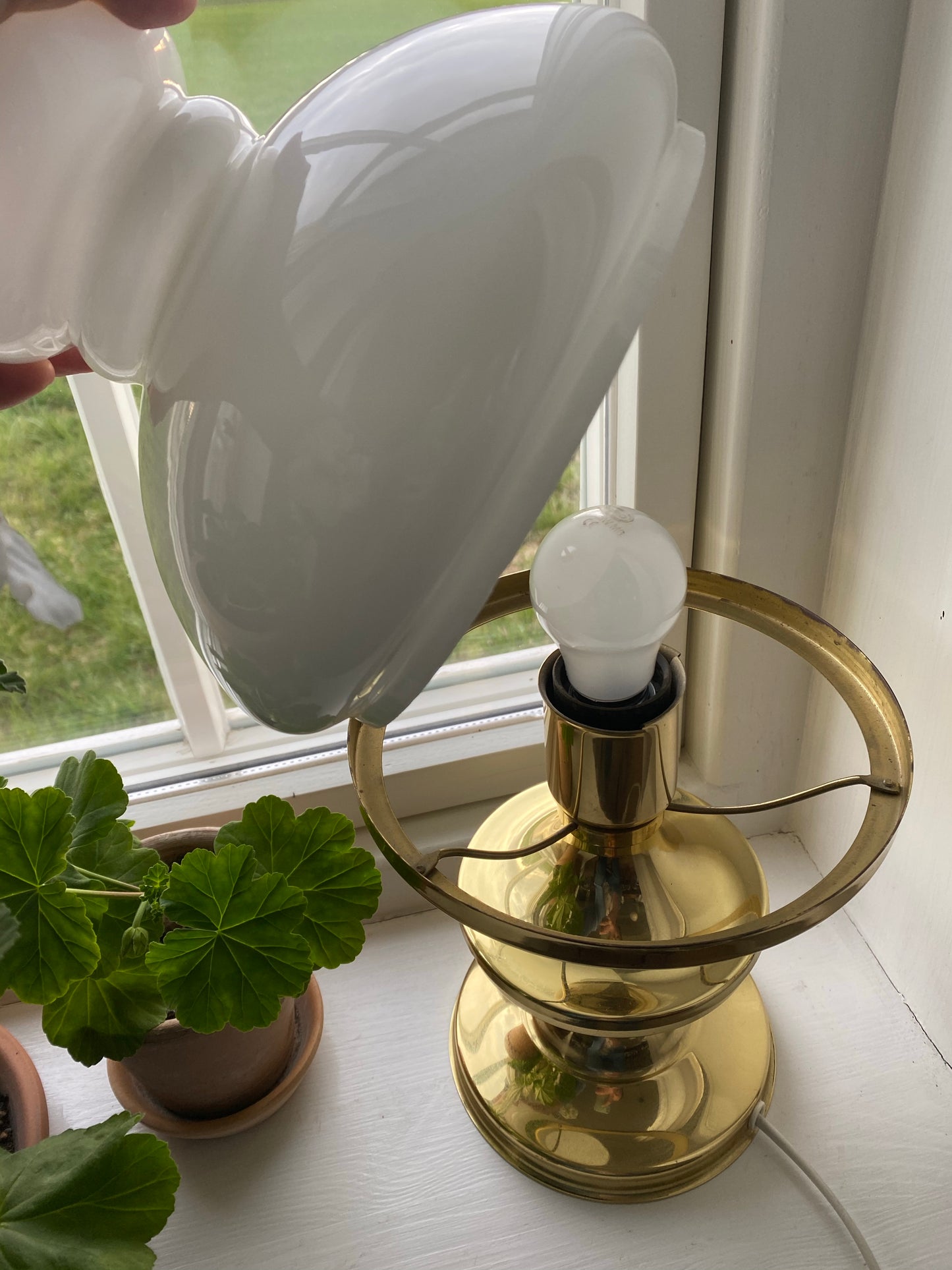 Mässingslampa med vit porslinskupa