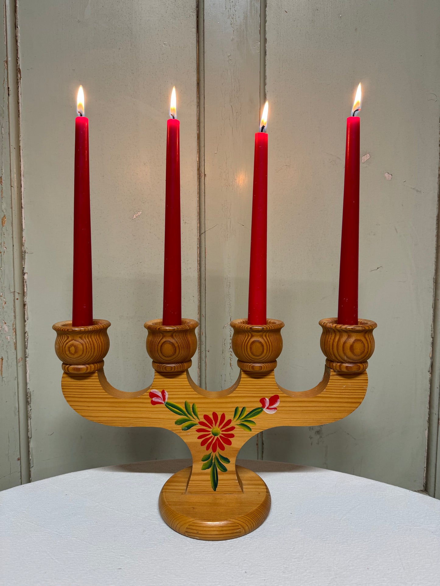 Adventsljusstake i trä med målning