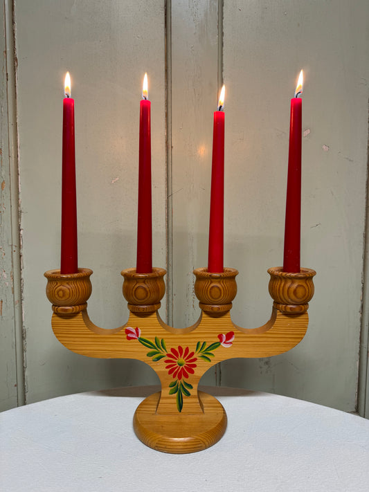 Adventsljusstake i trä med målning