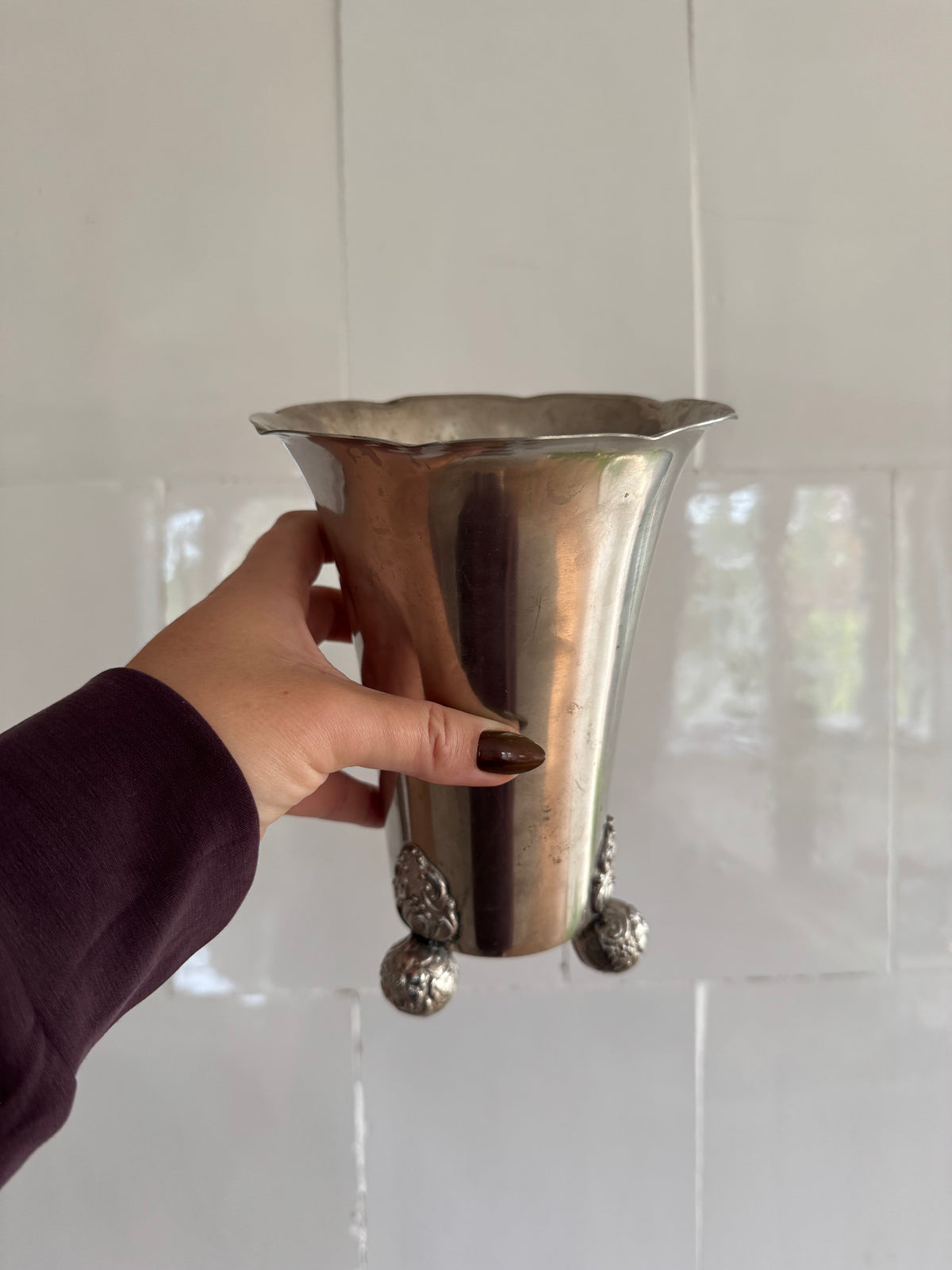 Vas i nysilver med vågad kant och fötter