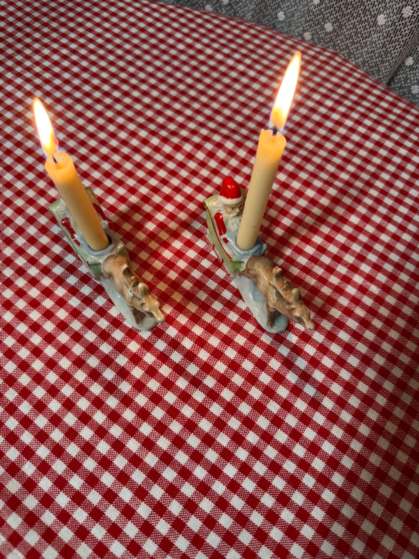 2 st tomtar med släde och ren i porslin för julgransljus