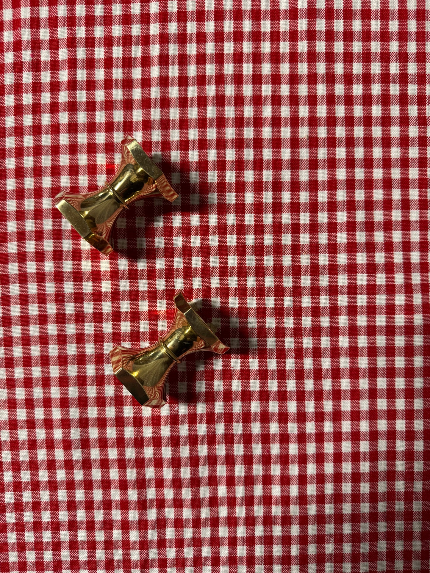 Två lägre mässingsljusstakar