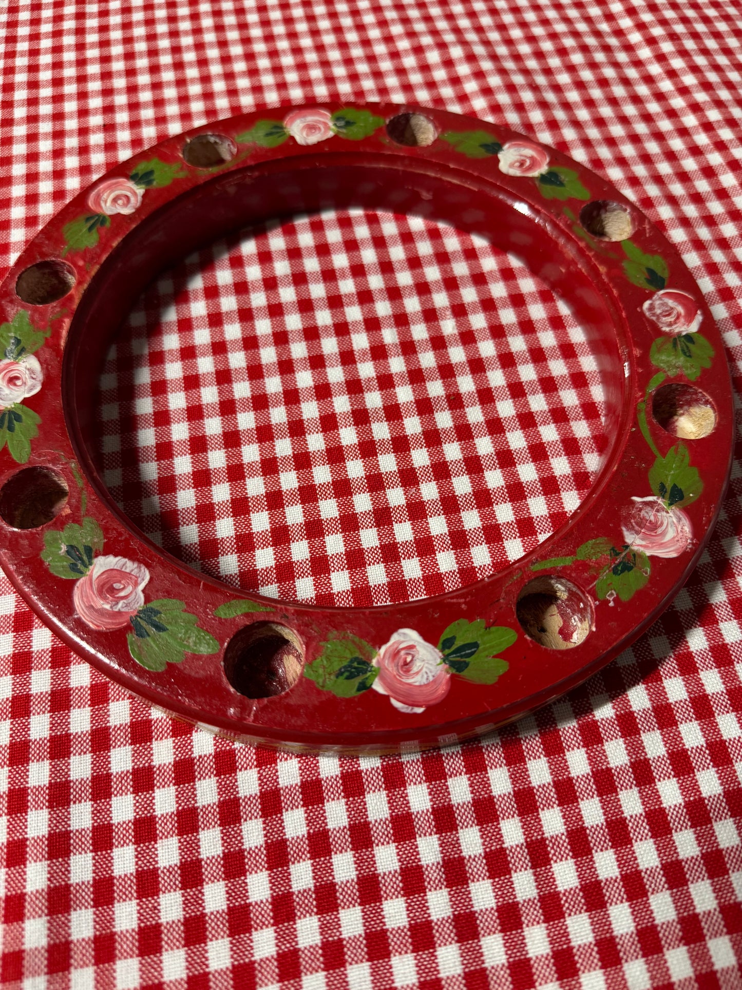 Rund ljusstake i trä, bemålad