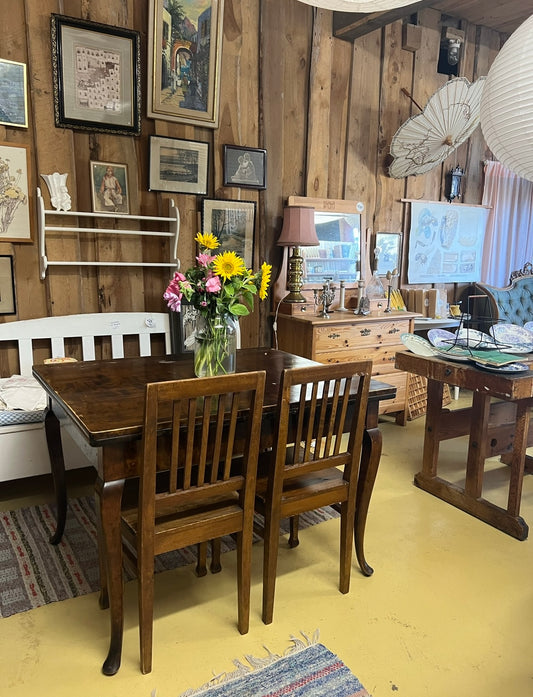 Mörkt träbord med iläggsskiva